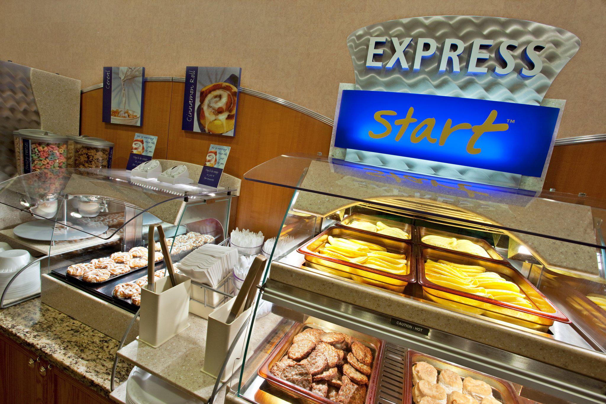 Holiday Inn Express & Suites Pittsburgh Airport Photo