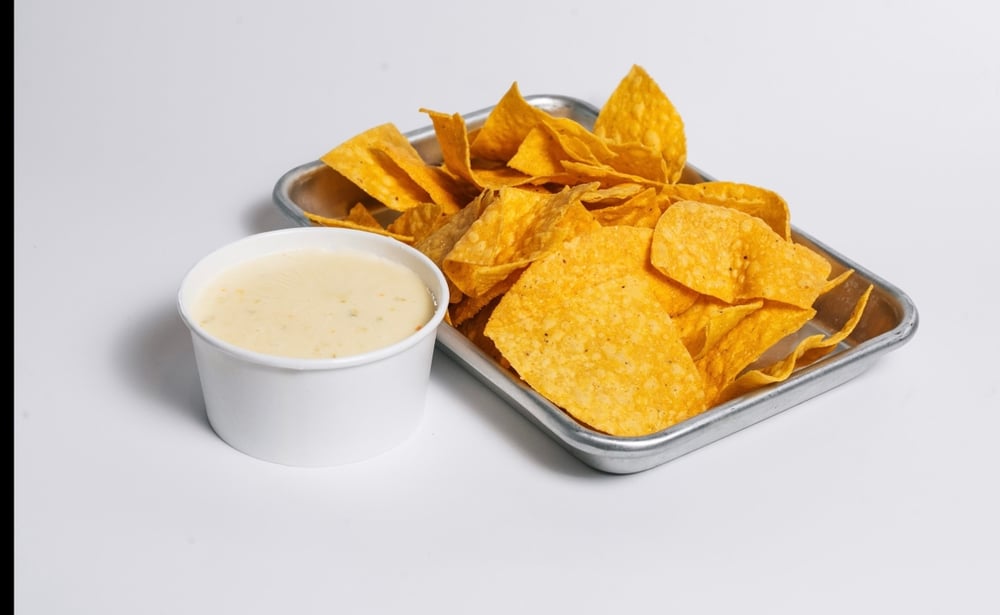Queso dip & chips