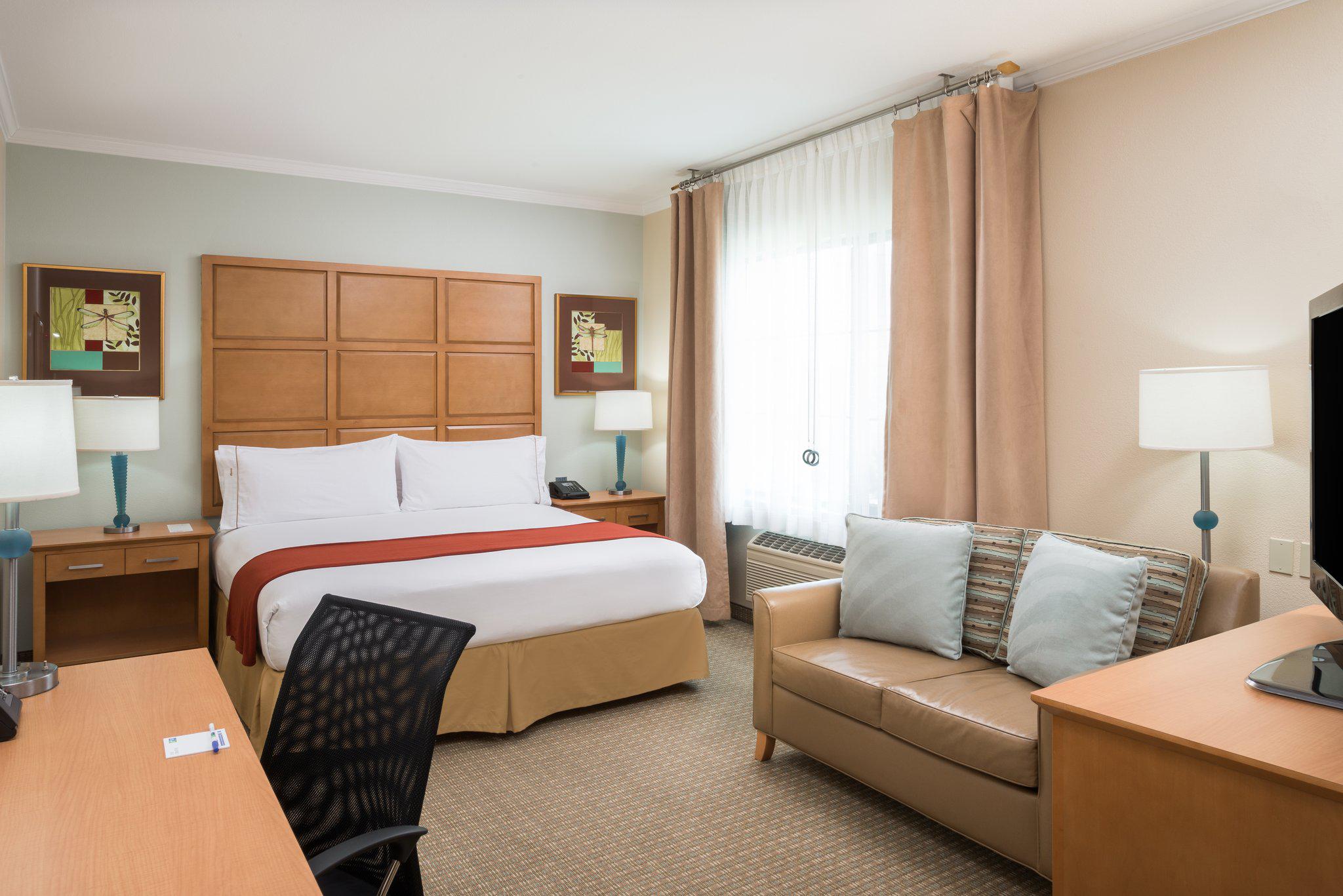 Holiday Inn Express & Suites Santa Clara - Silicon Valley Photo