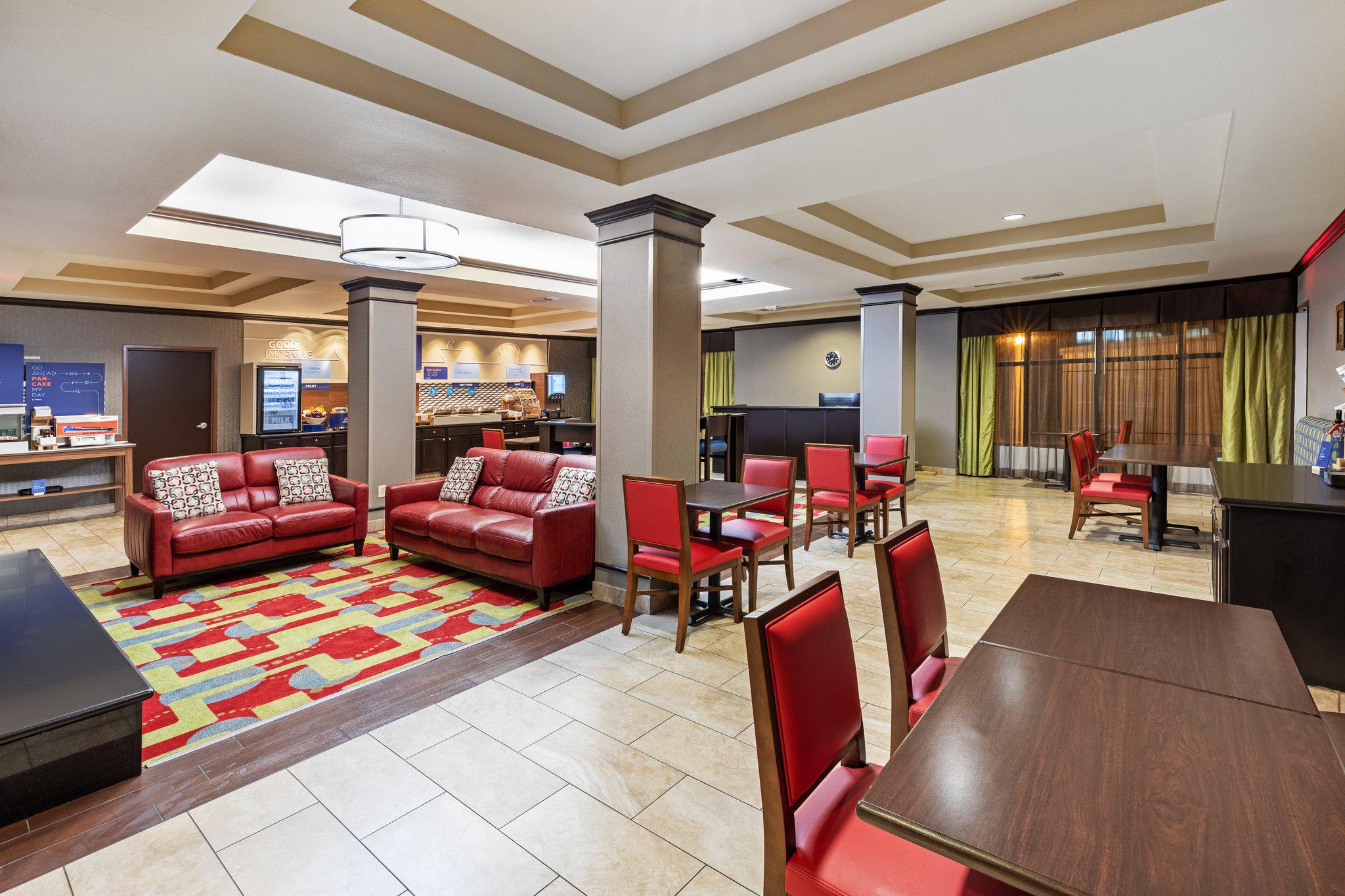 Holiday Inn Express & Suites Floresville Photo