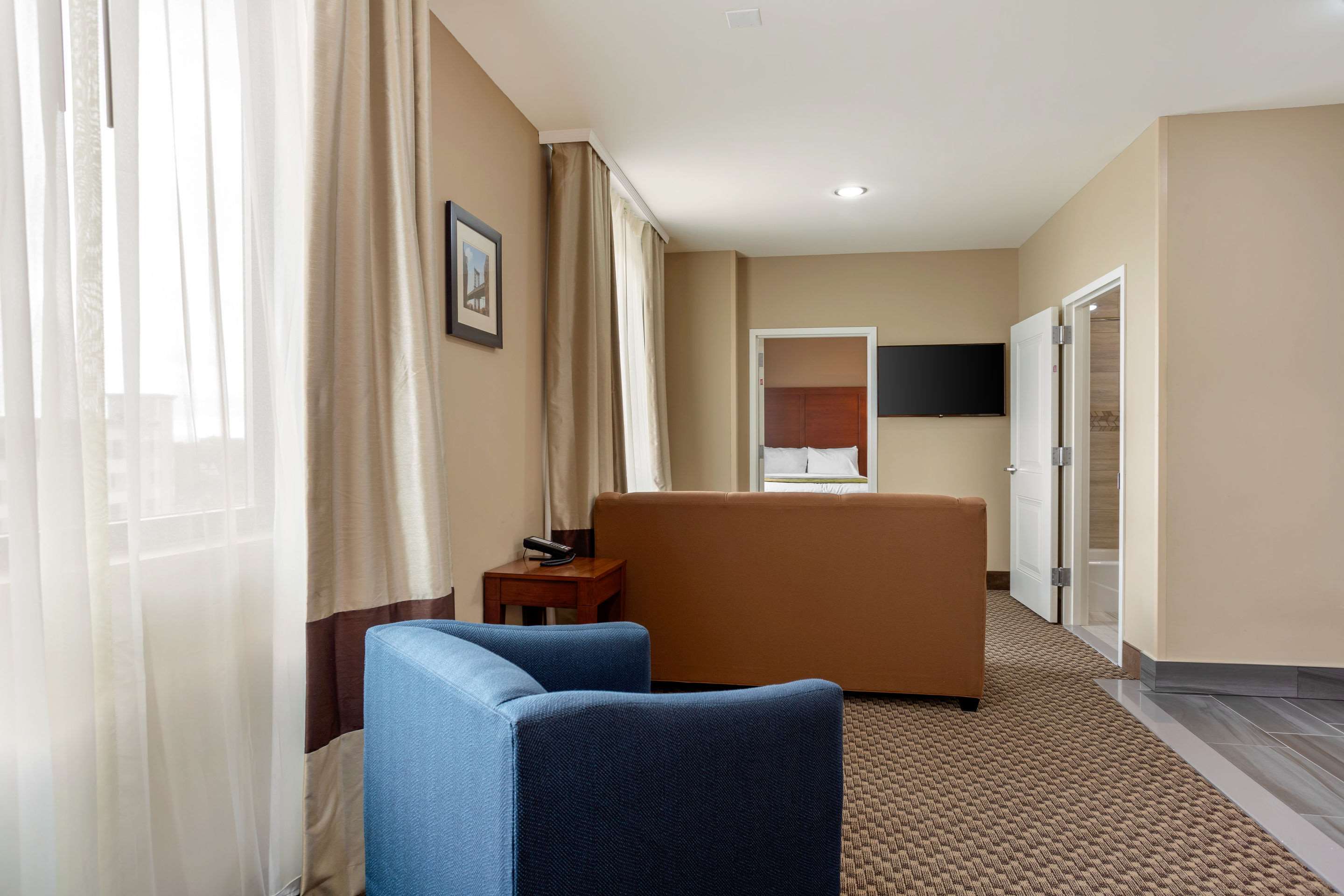 Comfort Inn & Suites Near Jfk Air Train Photo