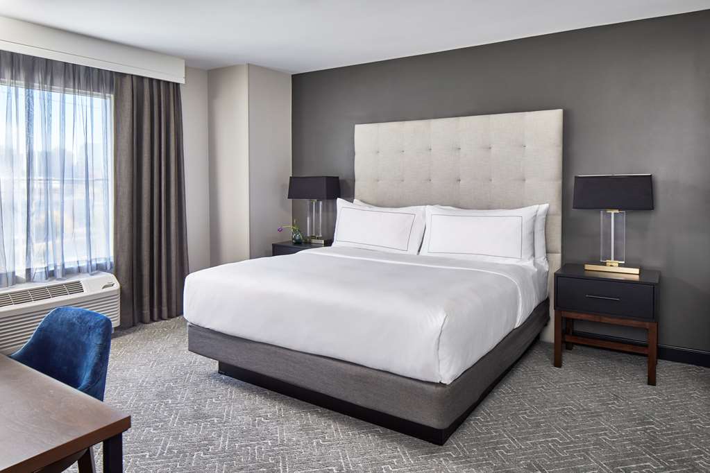 Cumberland House Knoxville, Tapestry Collection by Hilton Image