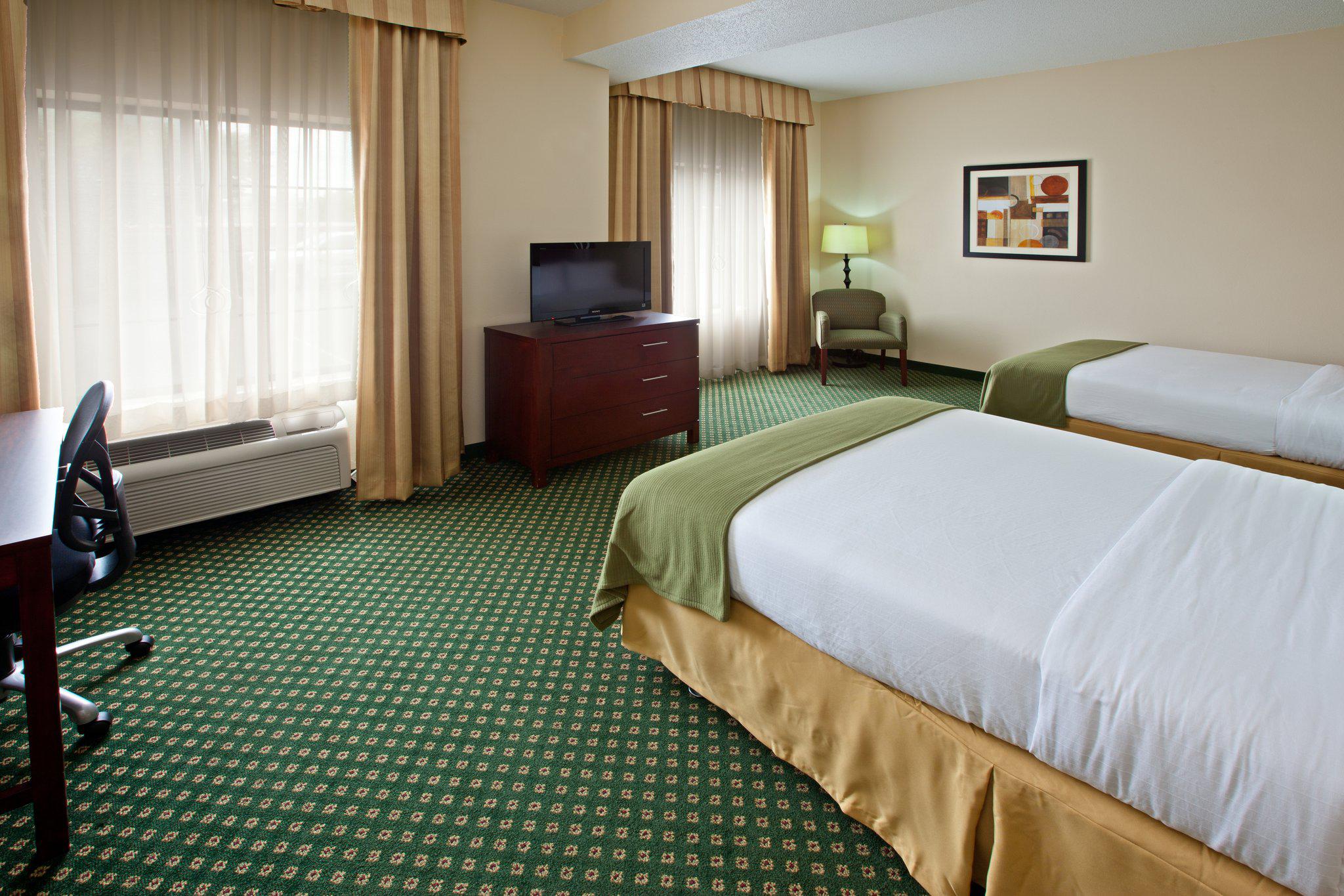 Holiday Inn Express & Suites Indianapolis - East Photo