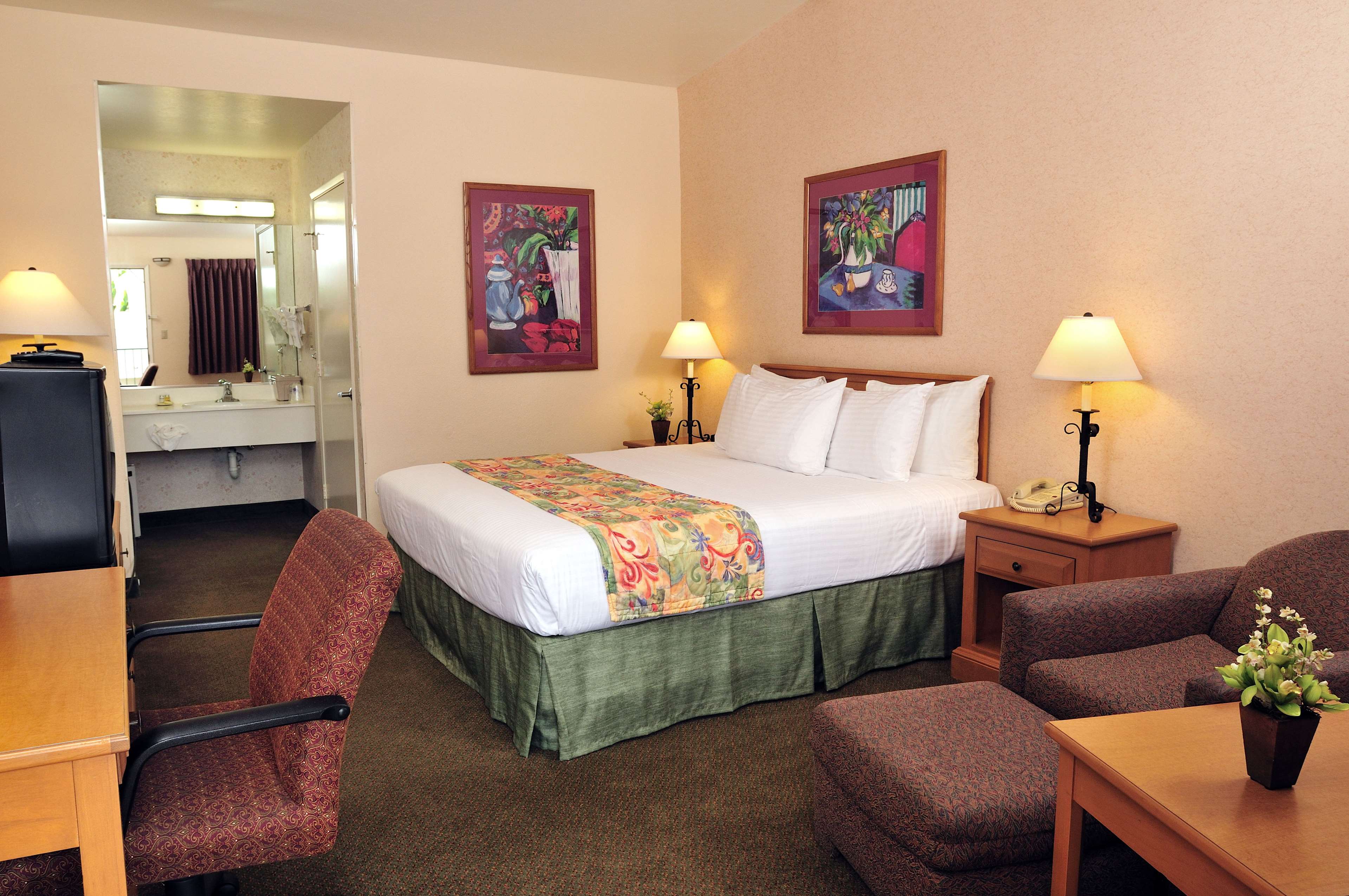 Best Western Lamplighter Inn & Suites at SDSU Photo