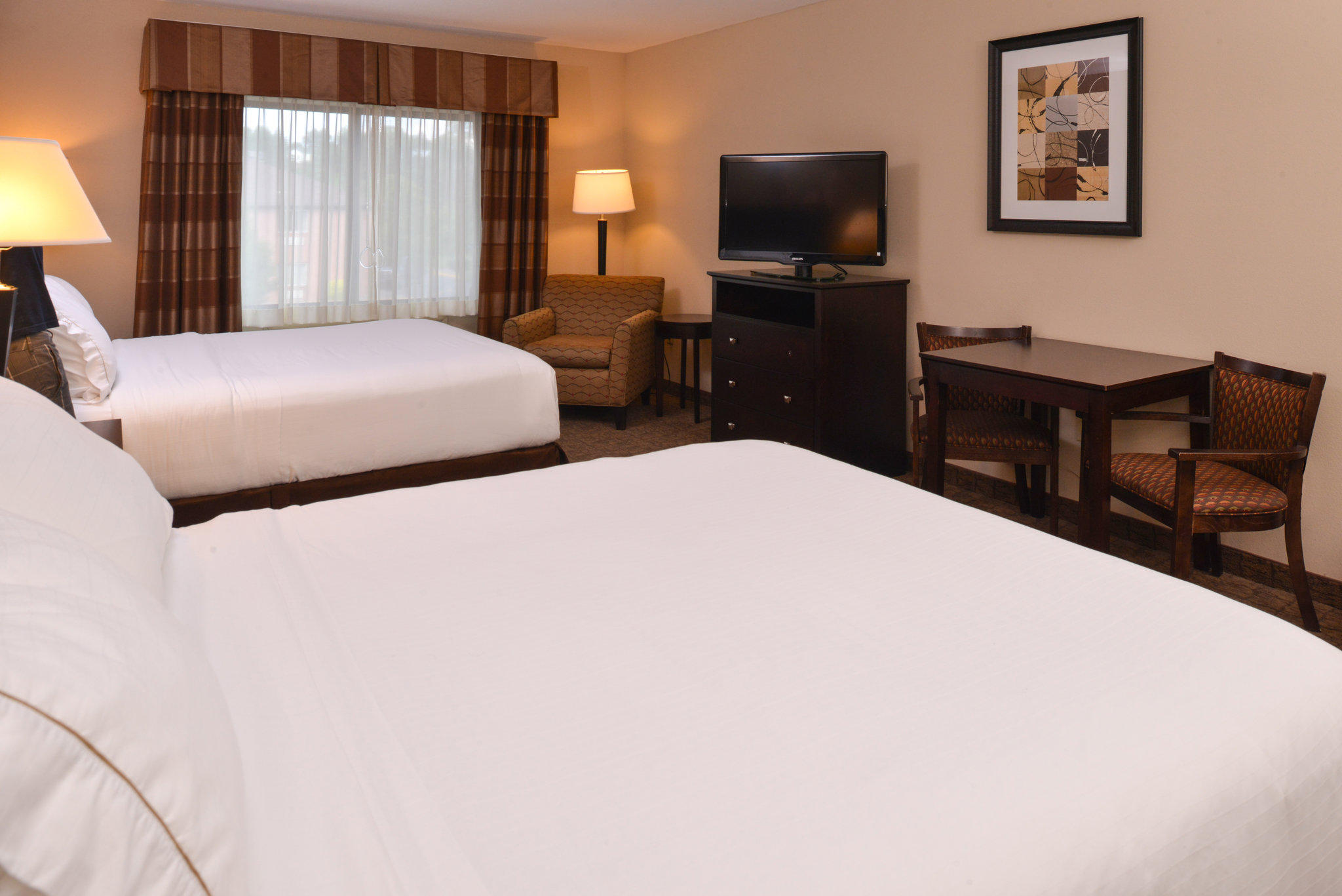 Holiday Inn Express & Suites Fairmont Photo