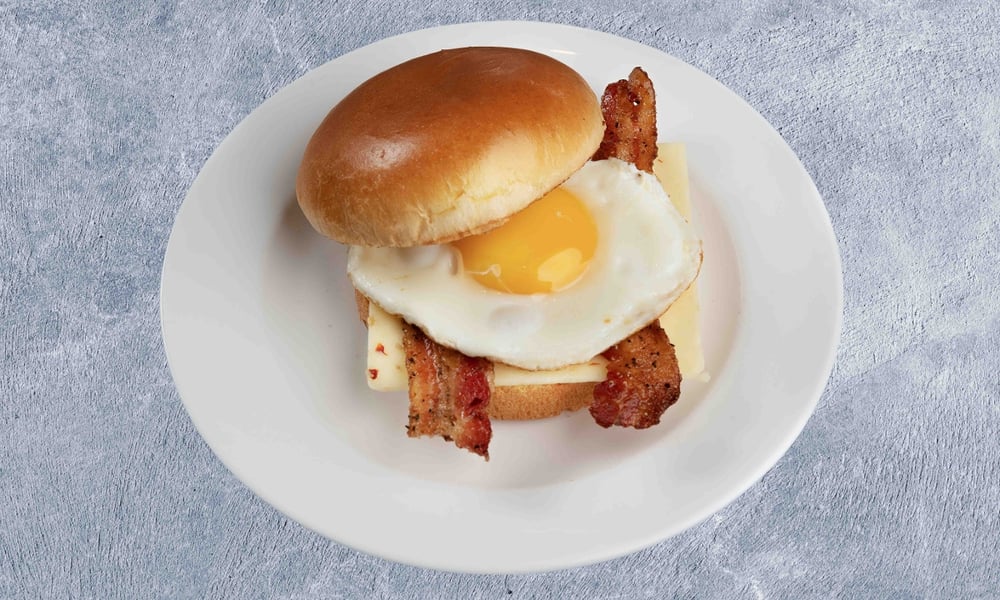 Huevos con tocineta & Pepperjack Brioche