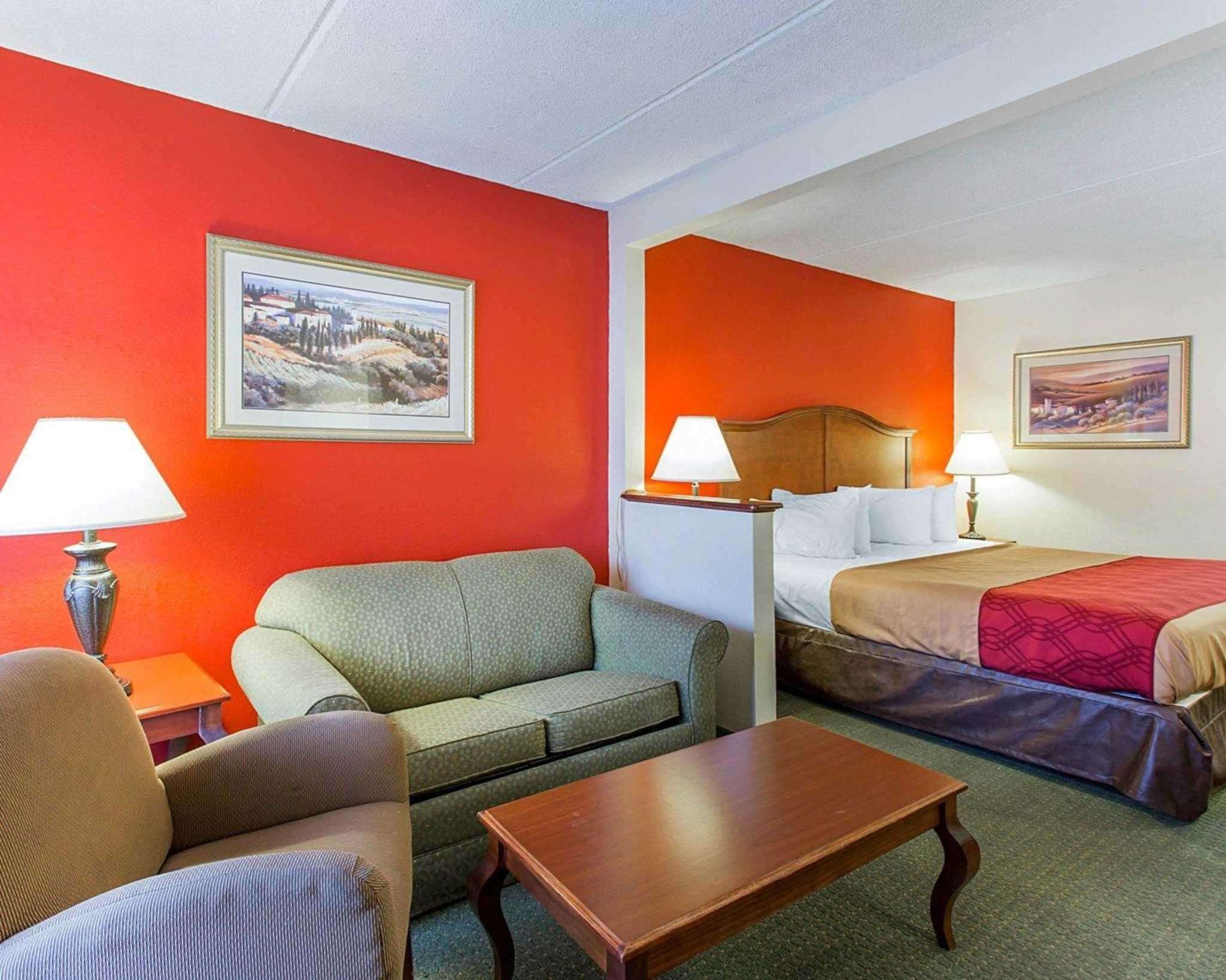 Econo Lodge Inn & Suites Photo