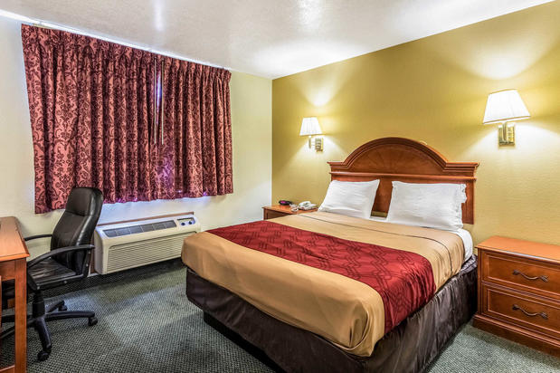 Images Econo Lodge Inn & Suites