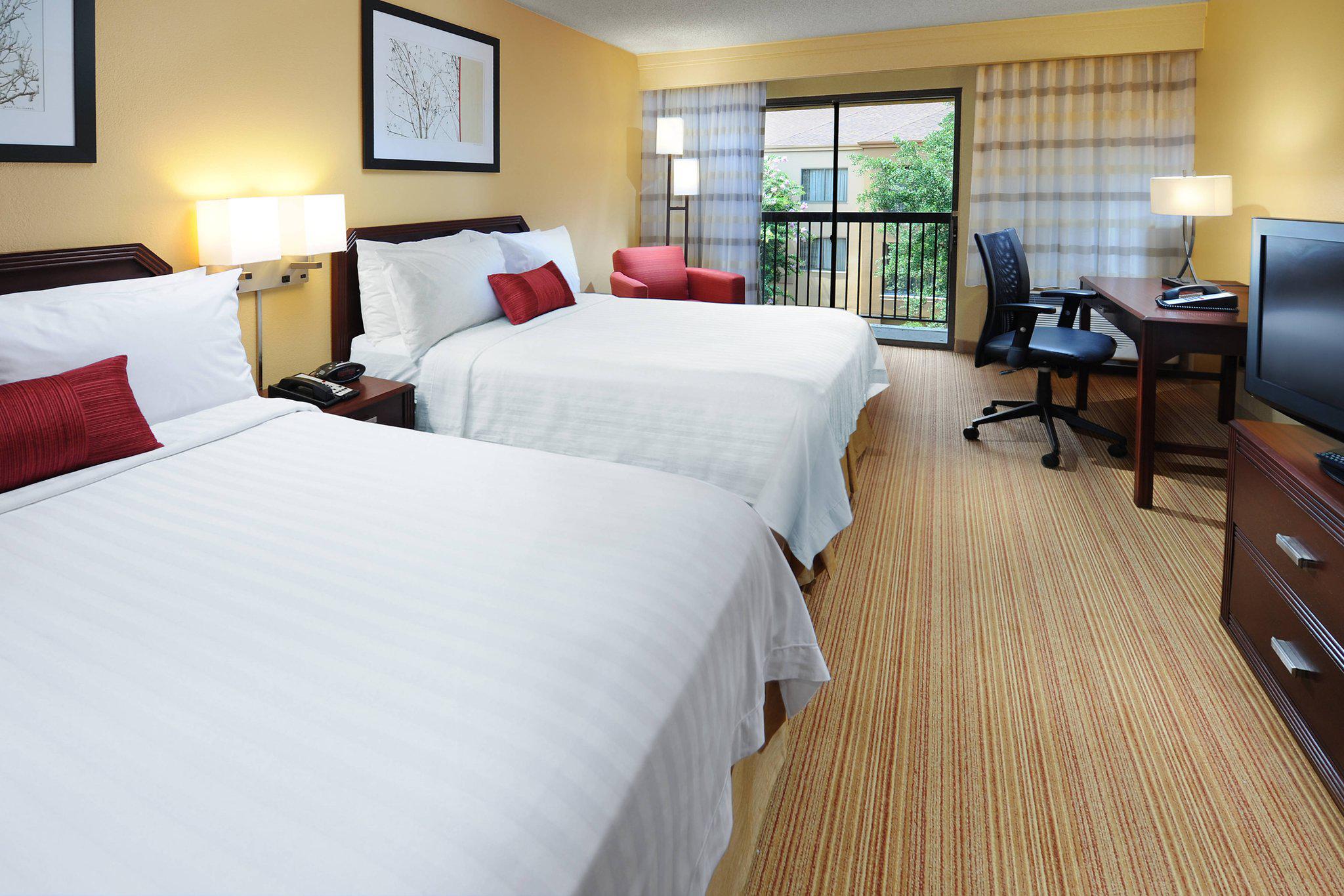 Courtyard by Marriott Houston Hobby Airport Photo