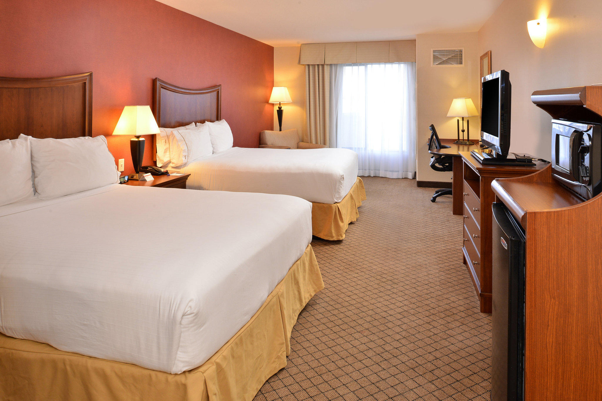 Holiday Inn Express & Suites Lincoln-Roseville Area Photo