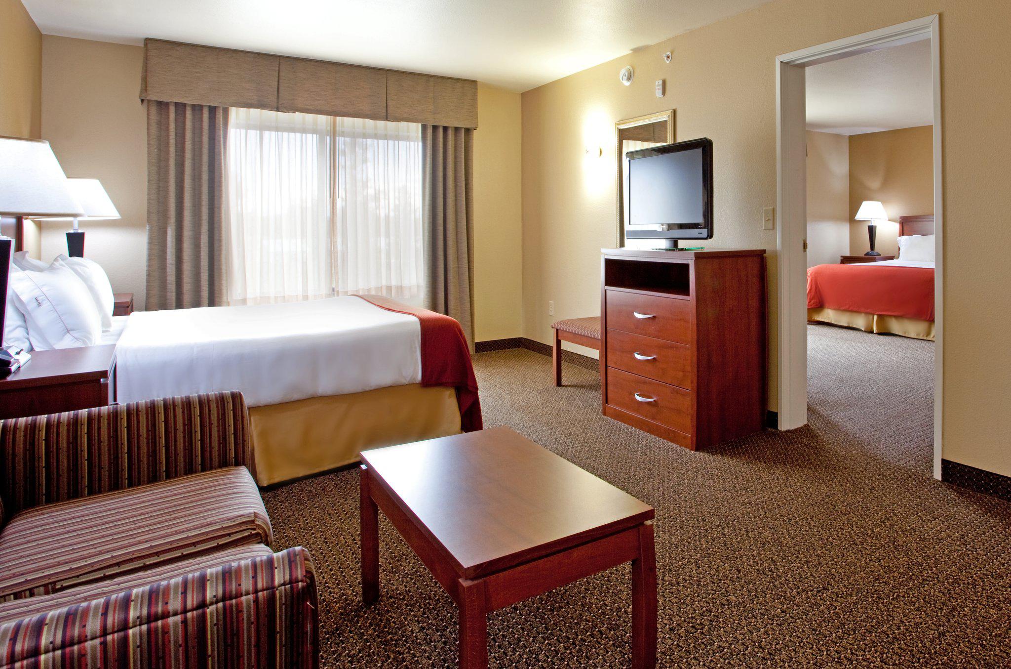 Holiday Inn Express & Suites Lewisburg Photo