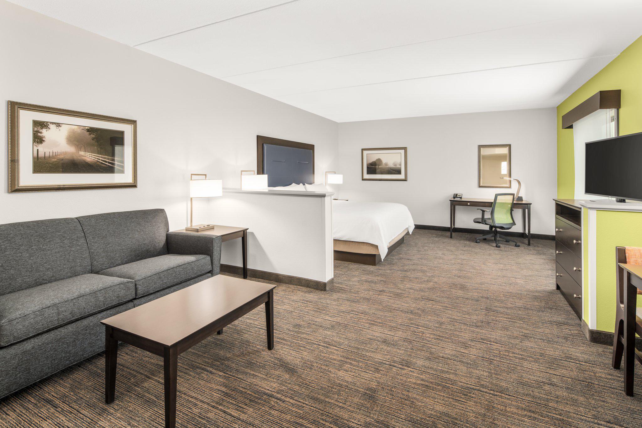 Holiday Inn Express & Suites Wilmington-Newark Photo