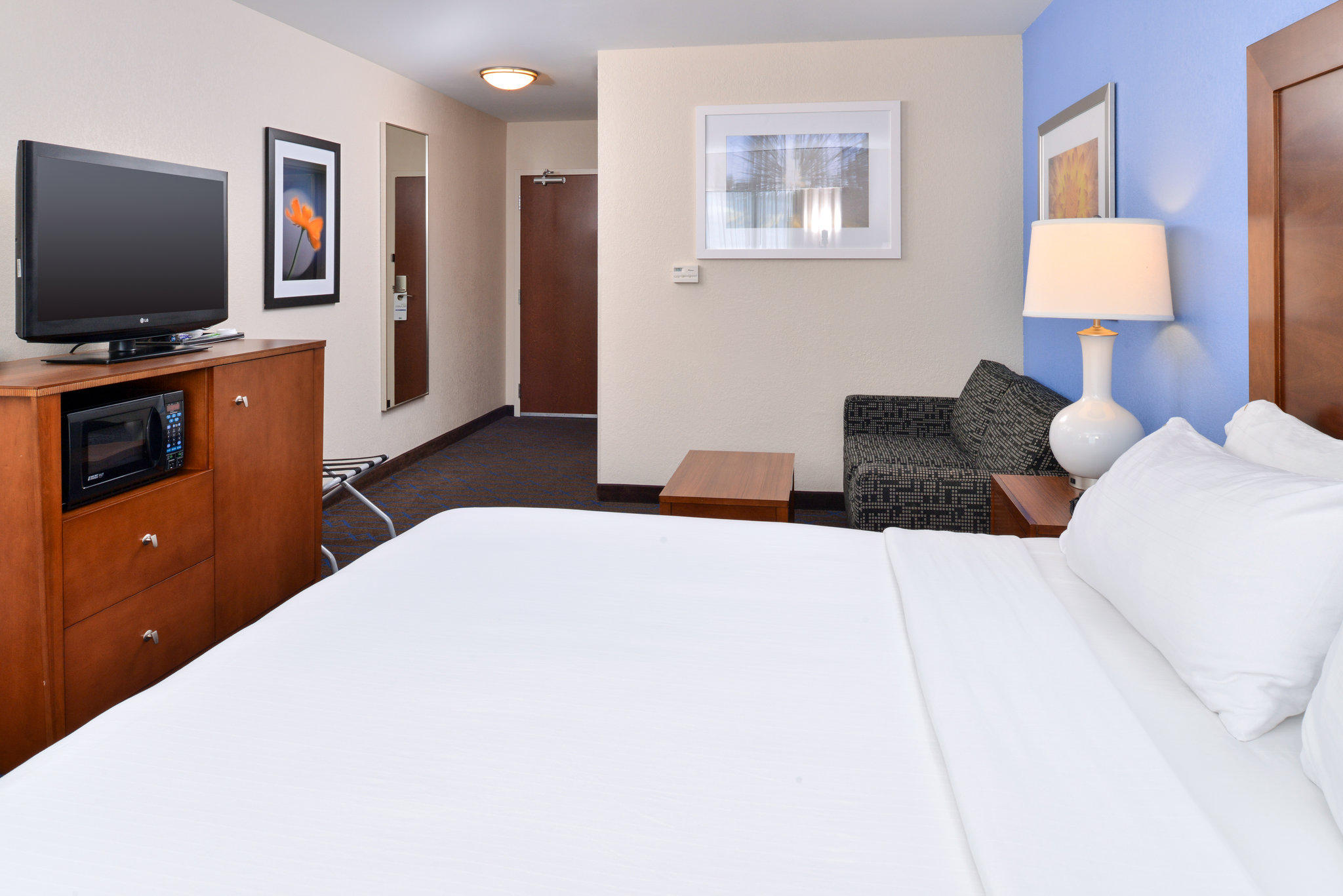 Holiday Inn Express & Suites Terre Haute Photo