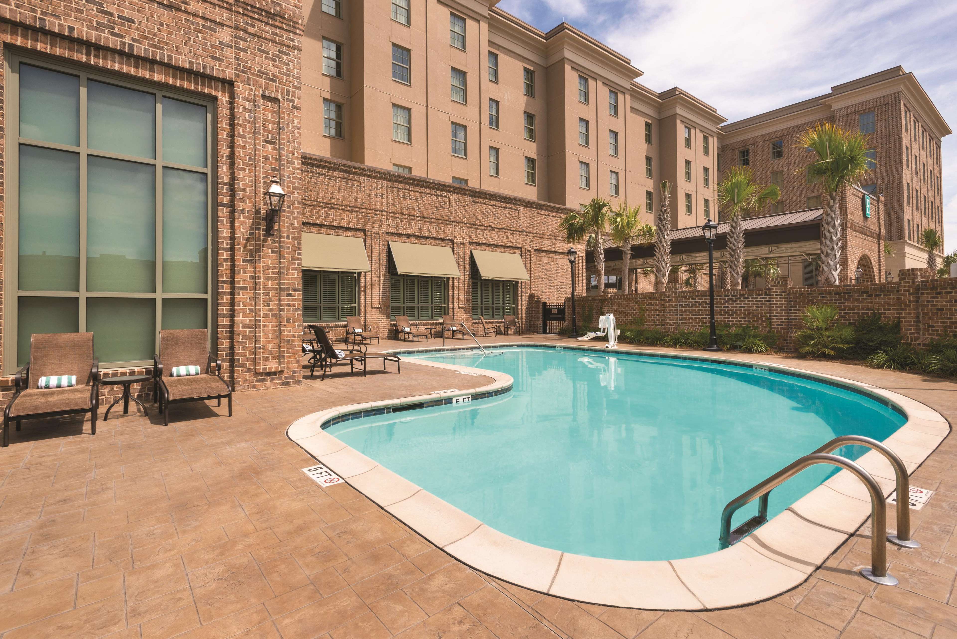 Embassy Suites by Hilton Savannah Photo