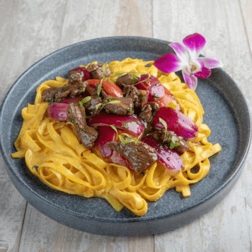 Fettuccine a La Huancaina Con Lomo Saltado
