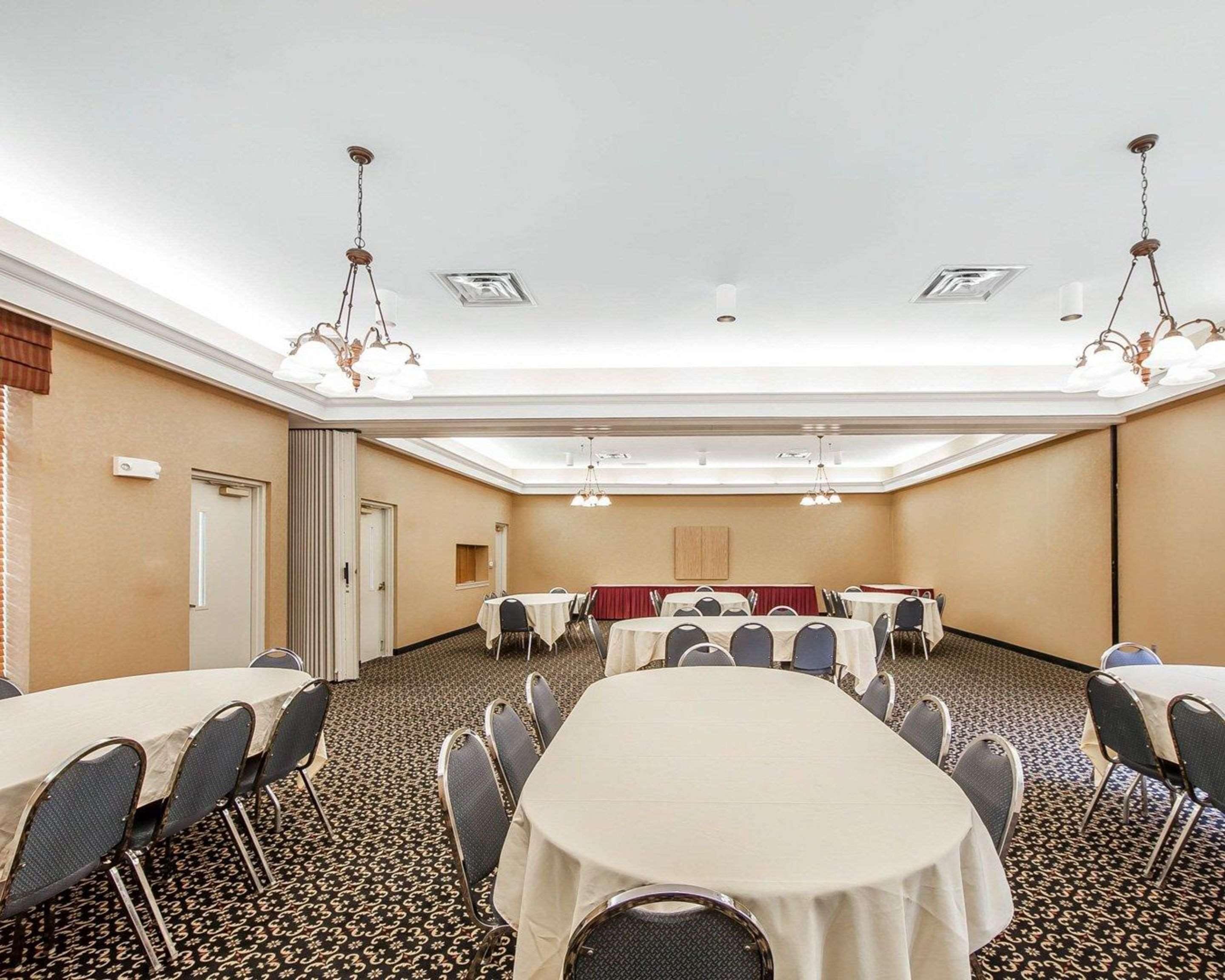 Mainstay Suites Conference Center Photo