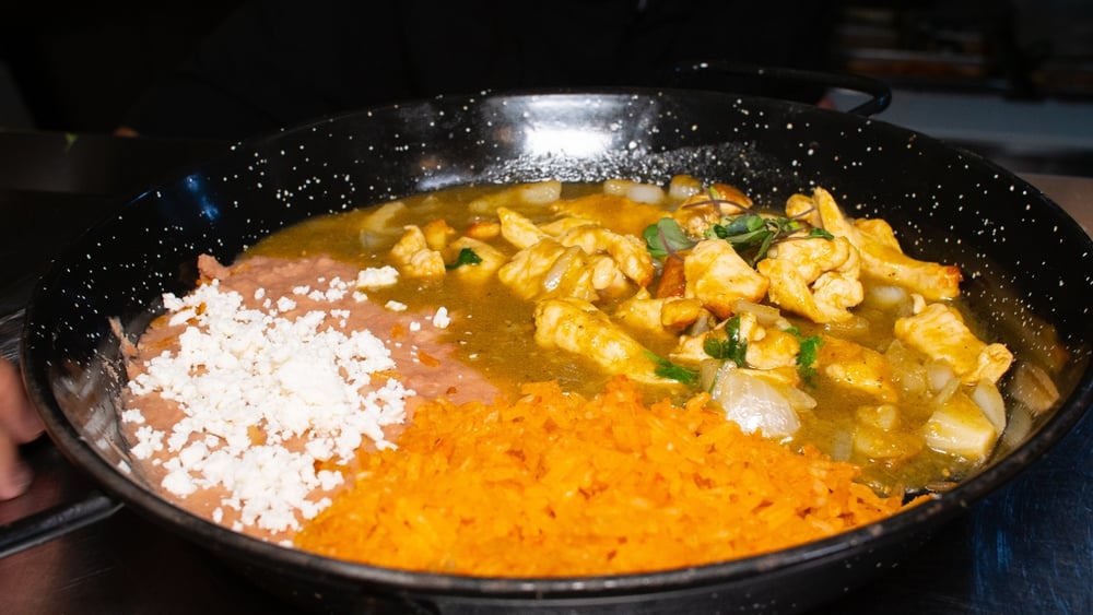 Pollo Picado con Papa en Salsa Verde