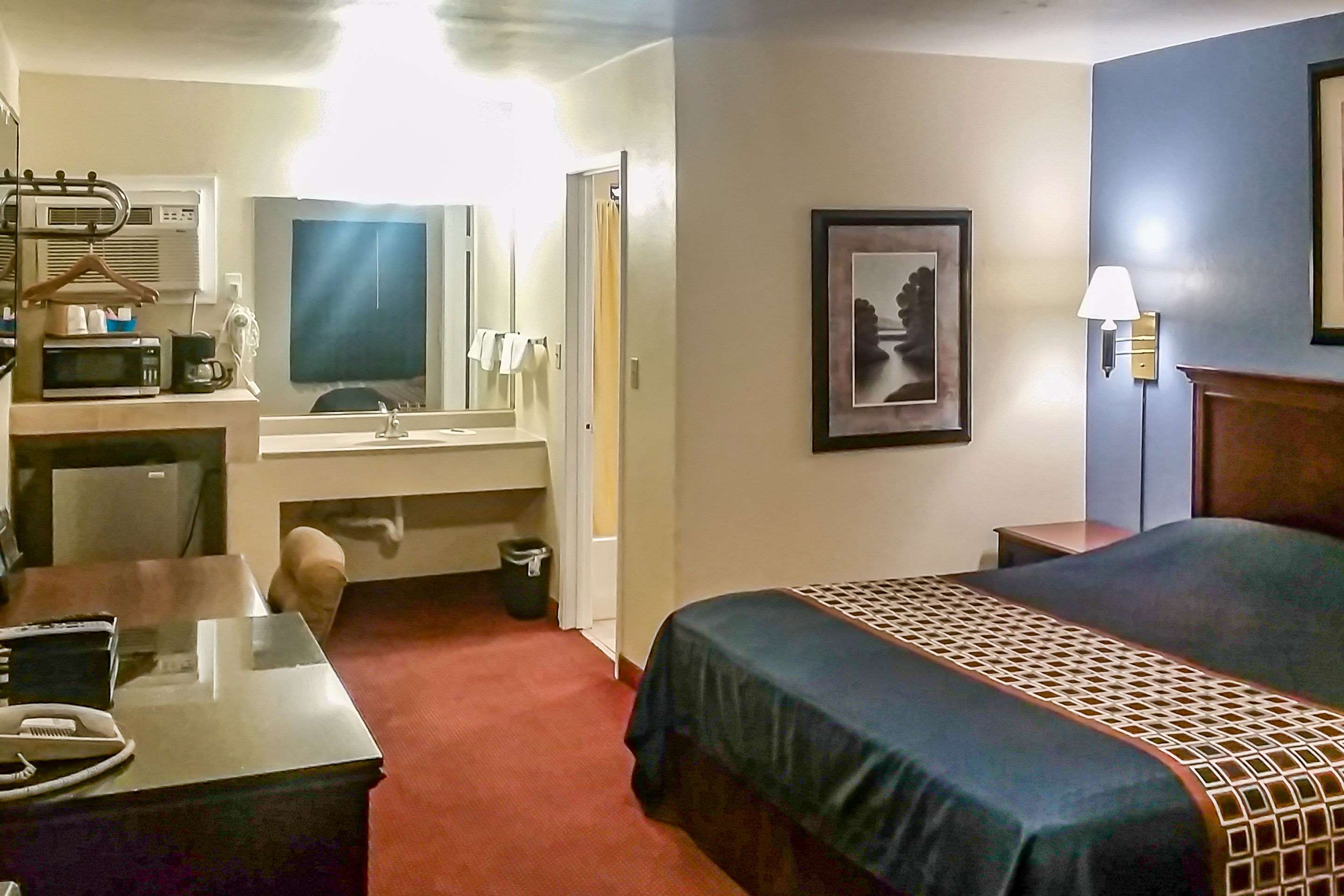 Rodeway Inn & Suites Photo