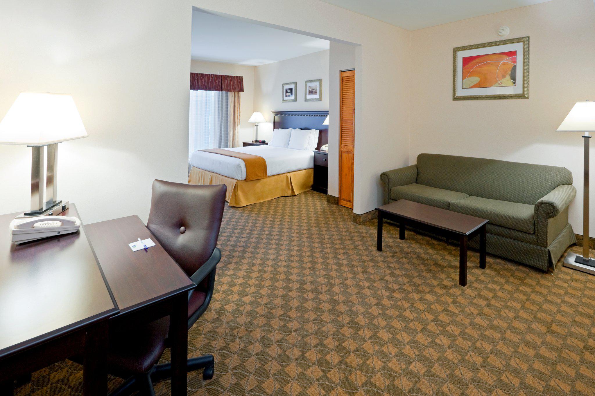 Holiday Inn Express & Suites Carneys Point - Pennsville Photo