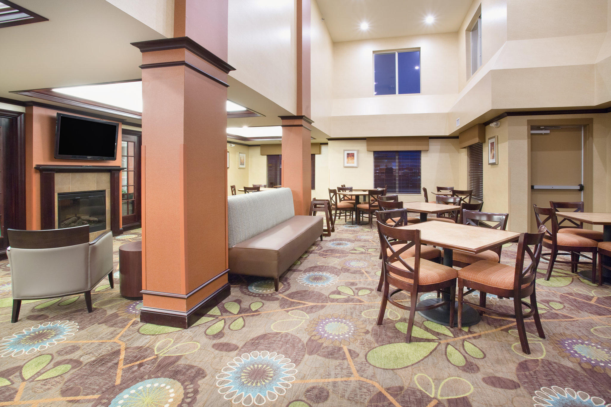 Holiday Inn Express & Suites Minot Photo