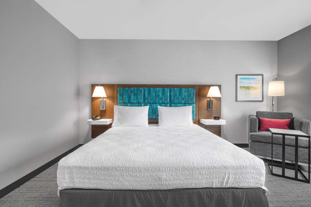 Hampton Inn & Suites Bakersfield Central Image