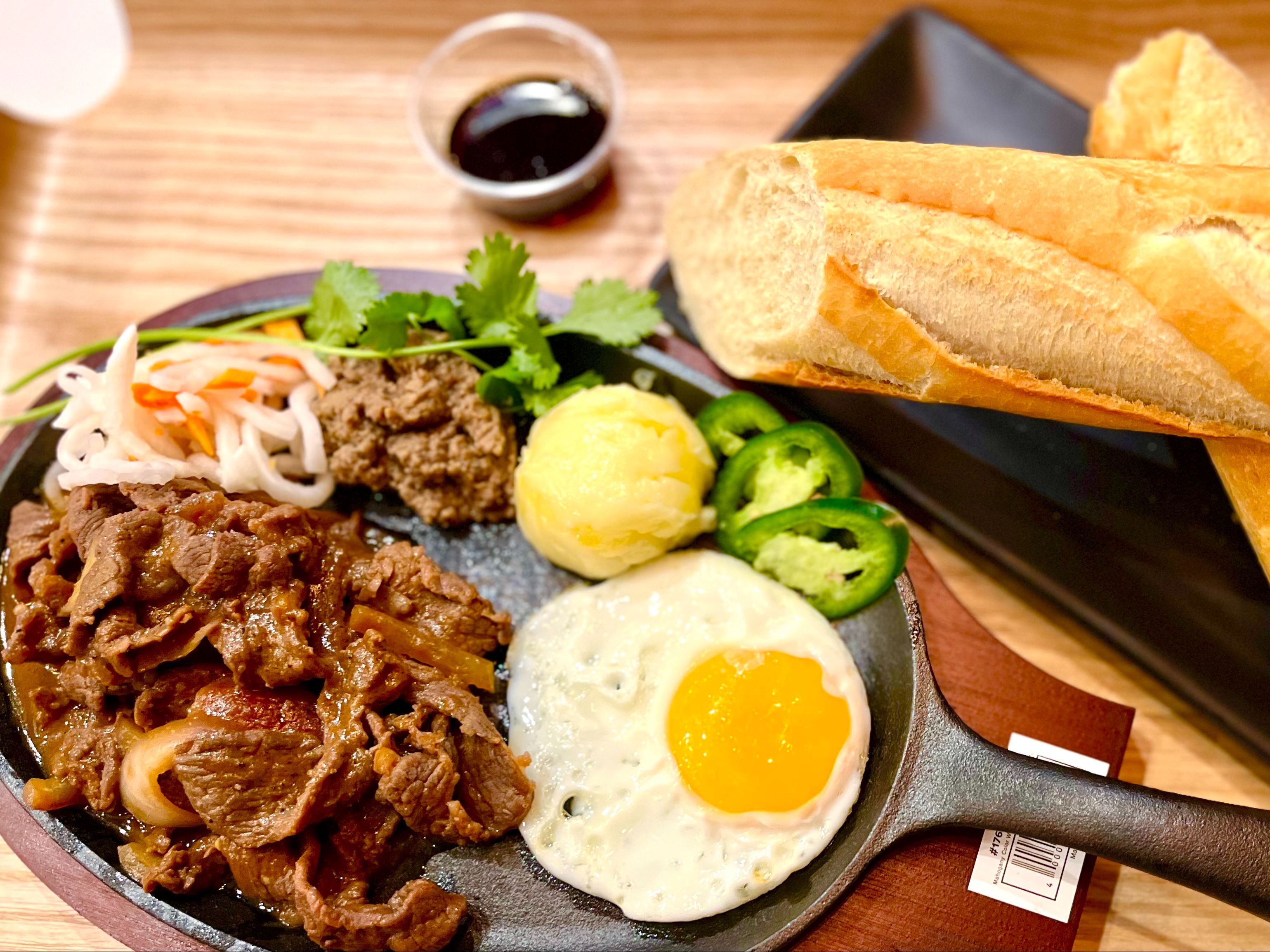 Banh Mi Sizzling Steak (Bò Né, Trứng, Pate, Bơ)