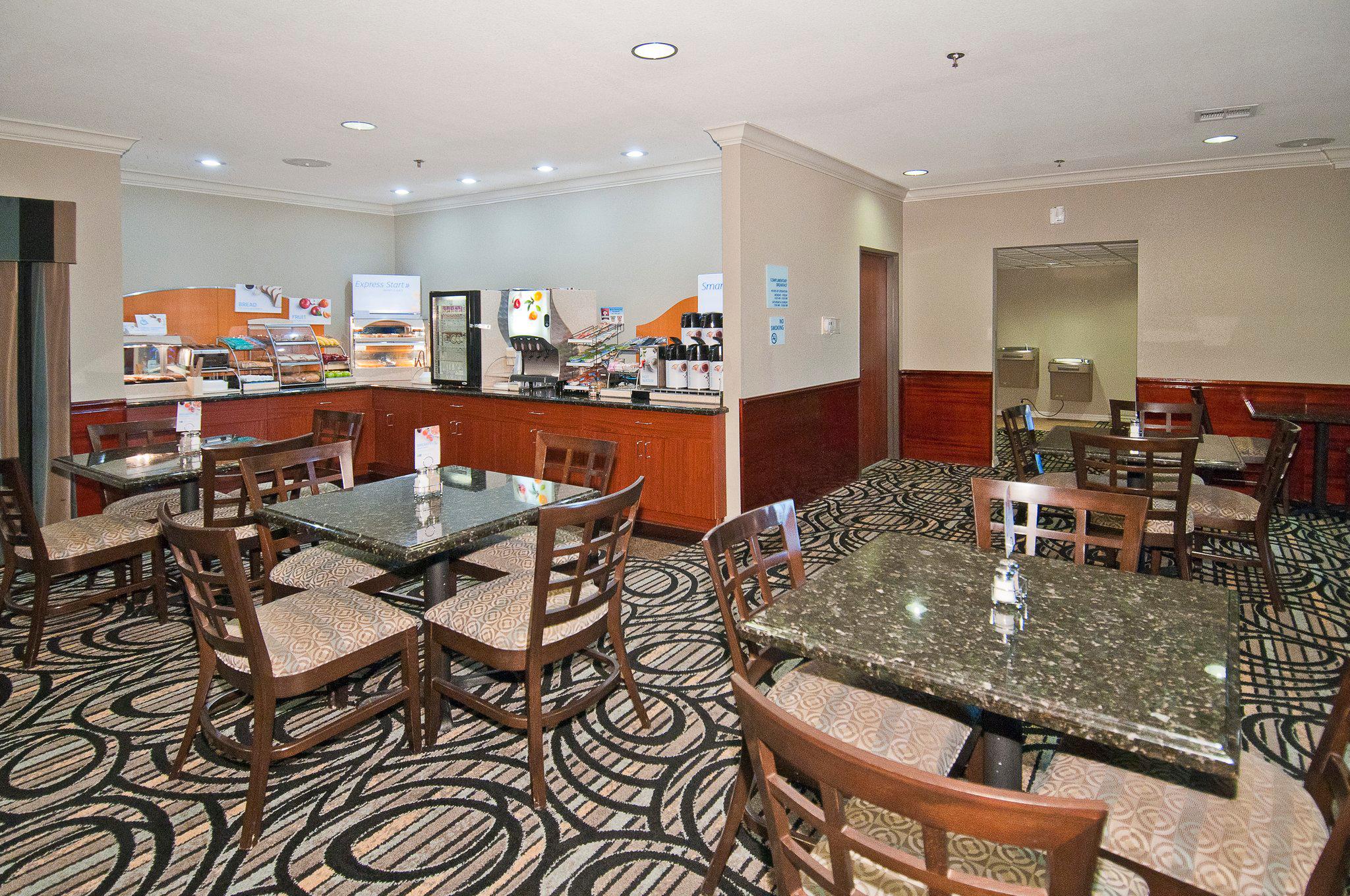 Holiday Inn Express & Suites Lake Charles Photo