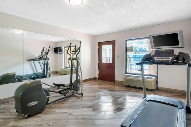 Images Clarion Inn & Suites