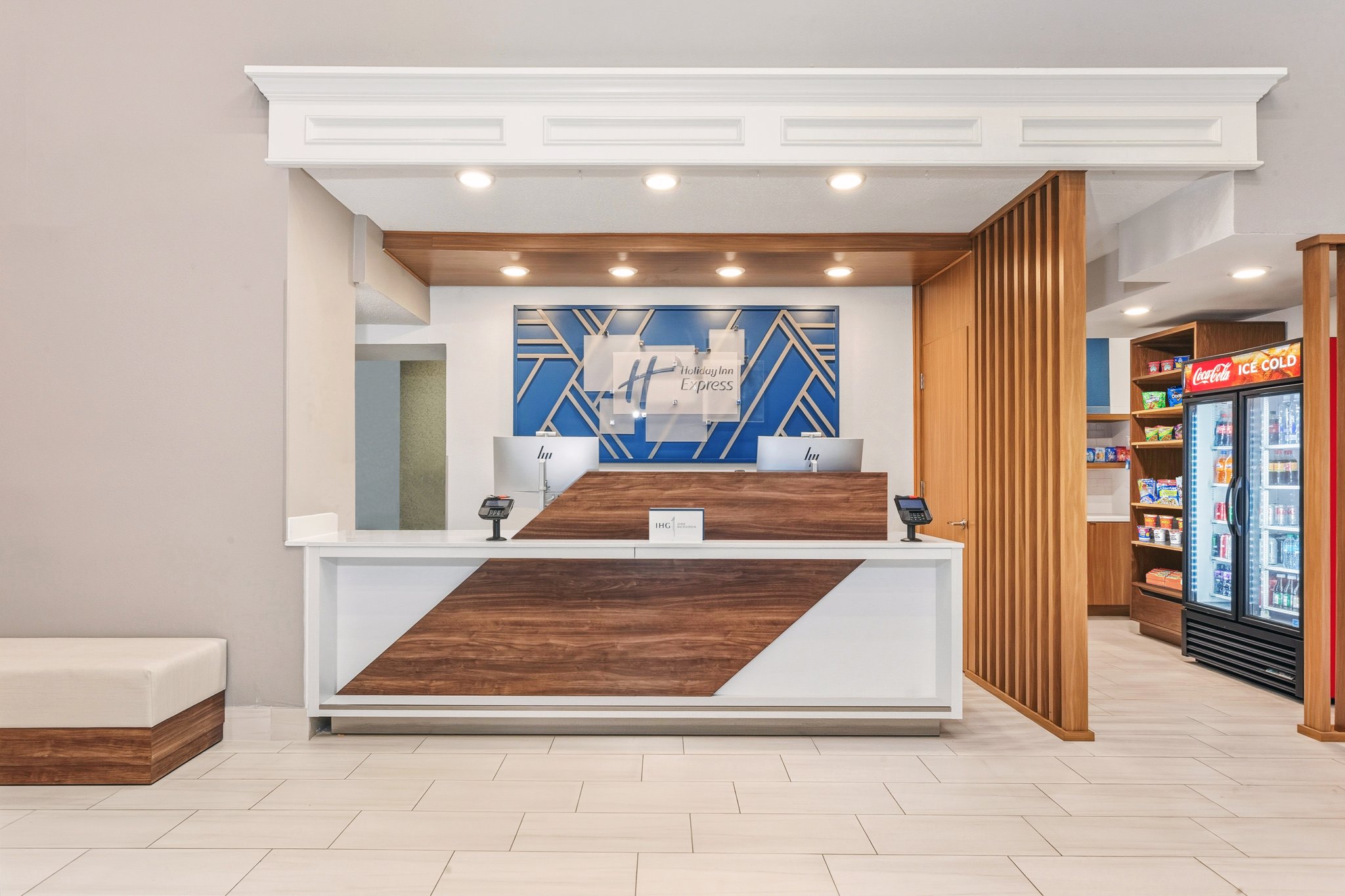 Holiday Inn Express & Suites Bloomington - Normal by IHG Image