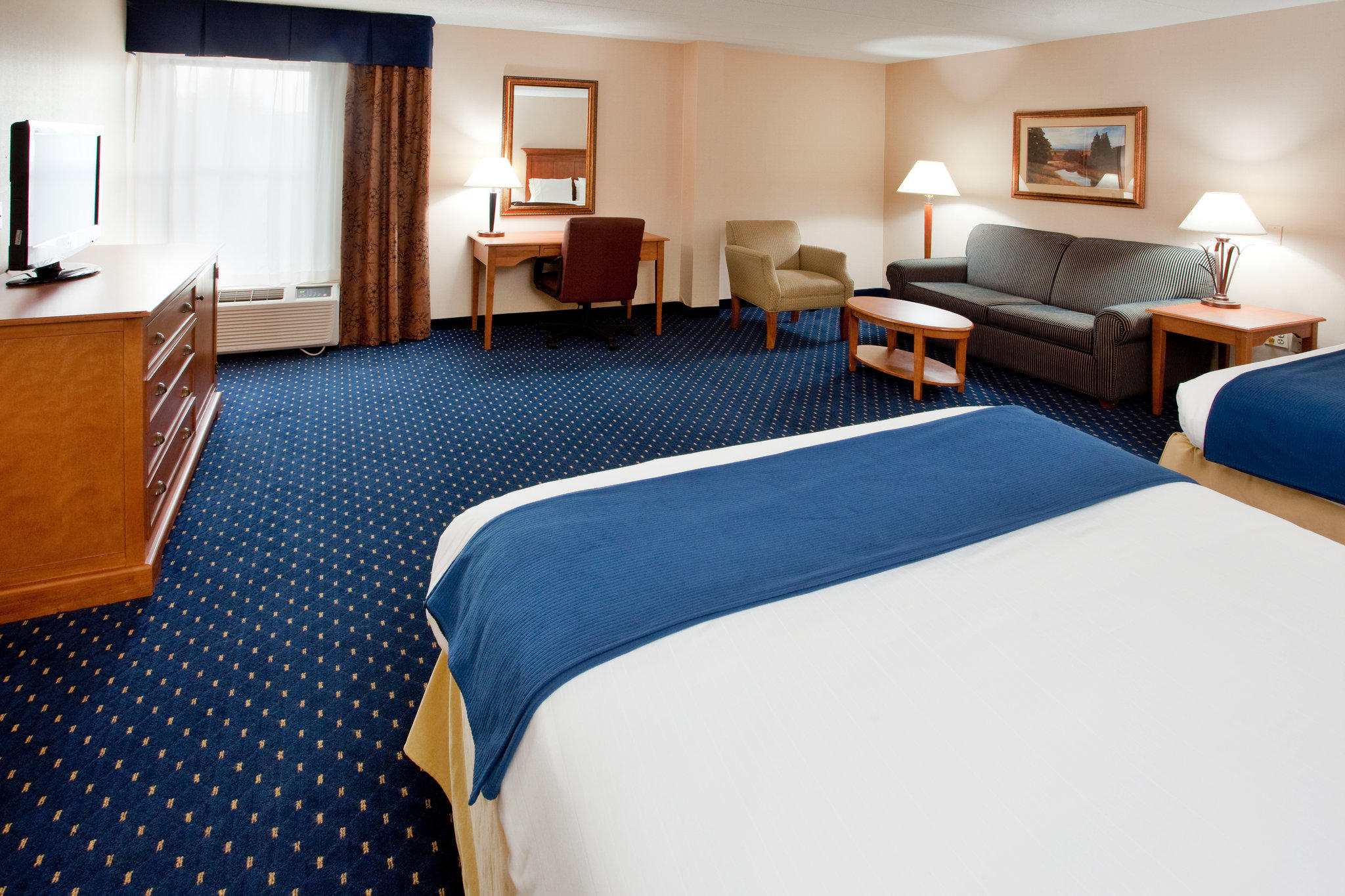 Holiday Inn Express & Suites Waynesboro-Route 340 Photo