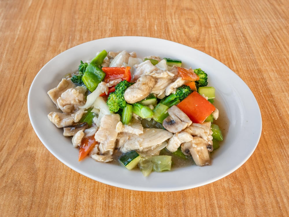 Steamed Chicken with Mixed Vegetables (White Sauce)