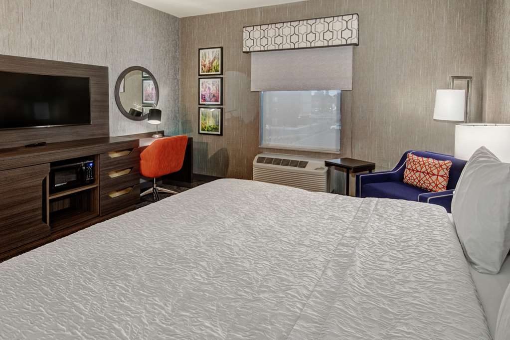 Hampton Inn Fresno Airport Image