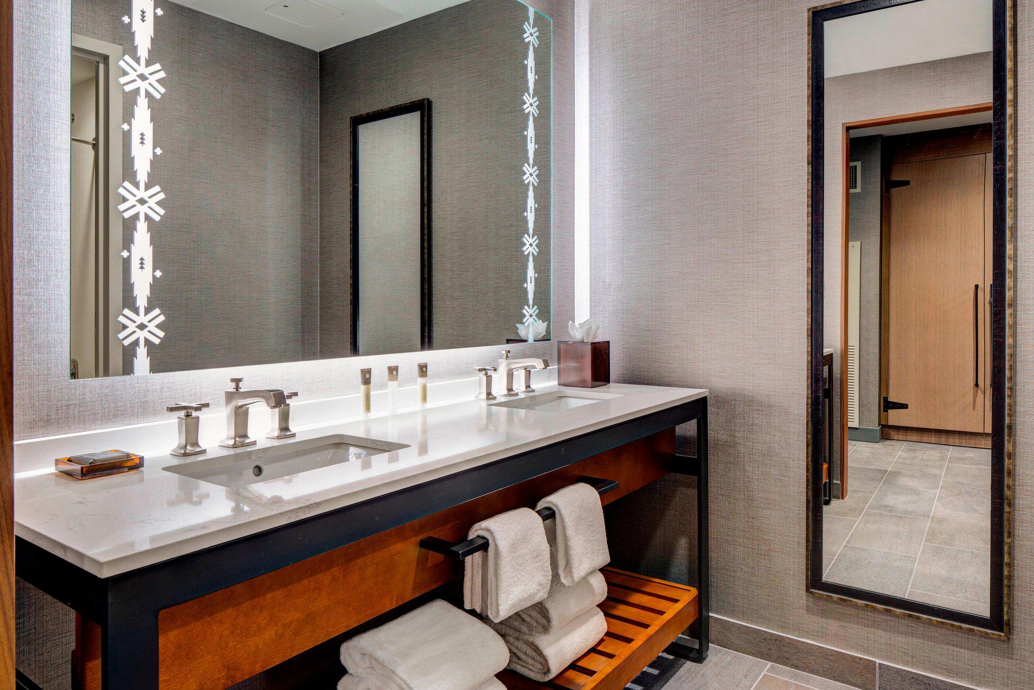 Gaylord Rockies Resort & Convention Center Photo