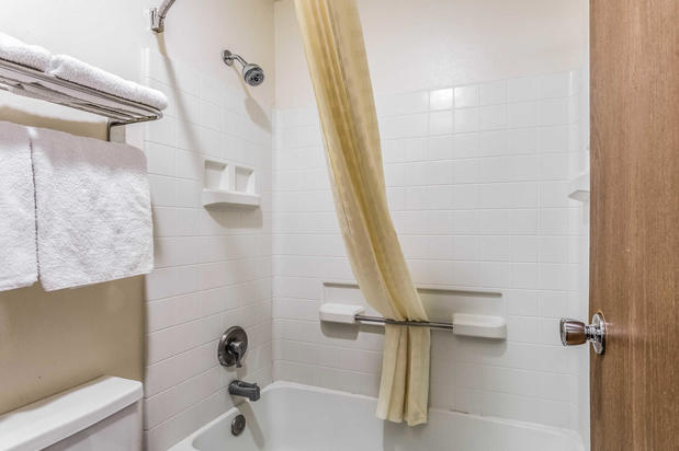 Images Econo Lodge Inn & Suites