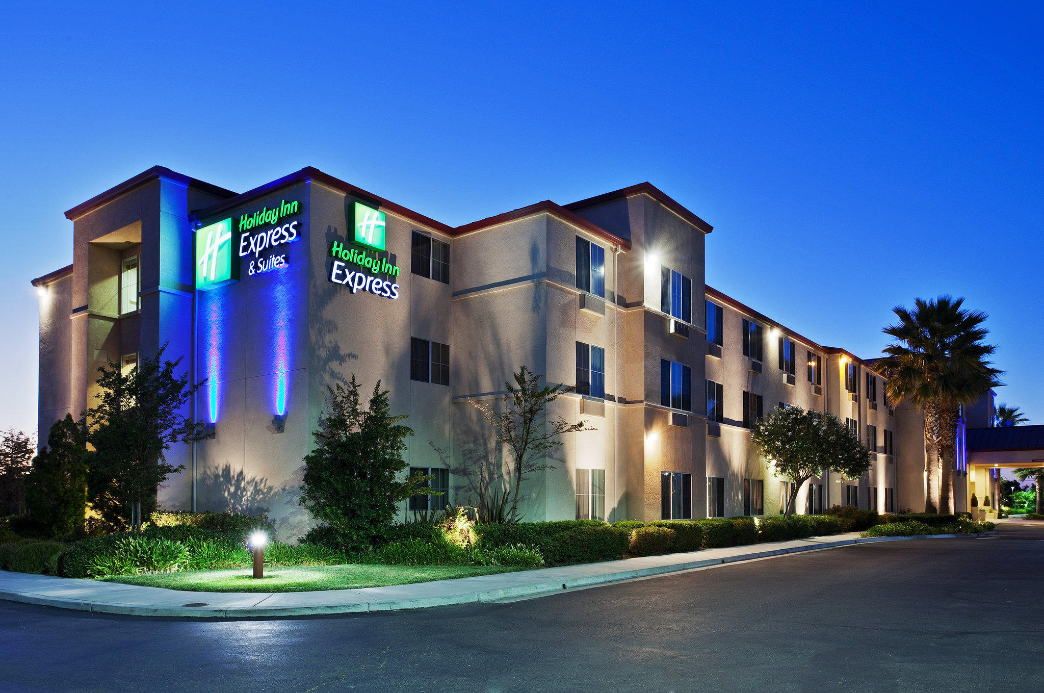 Holiday Inn Express & Suites Tracy Photo