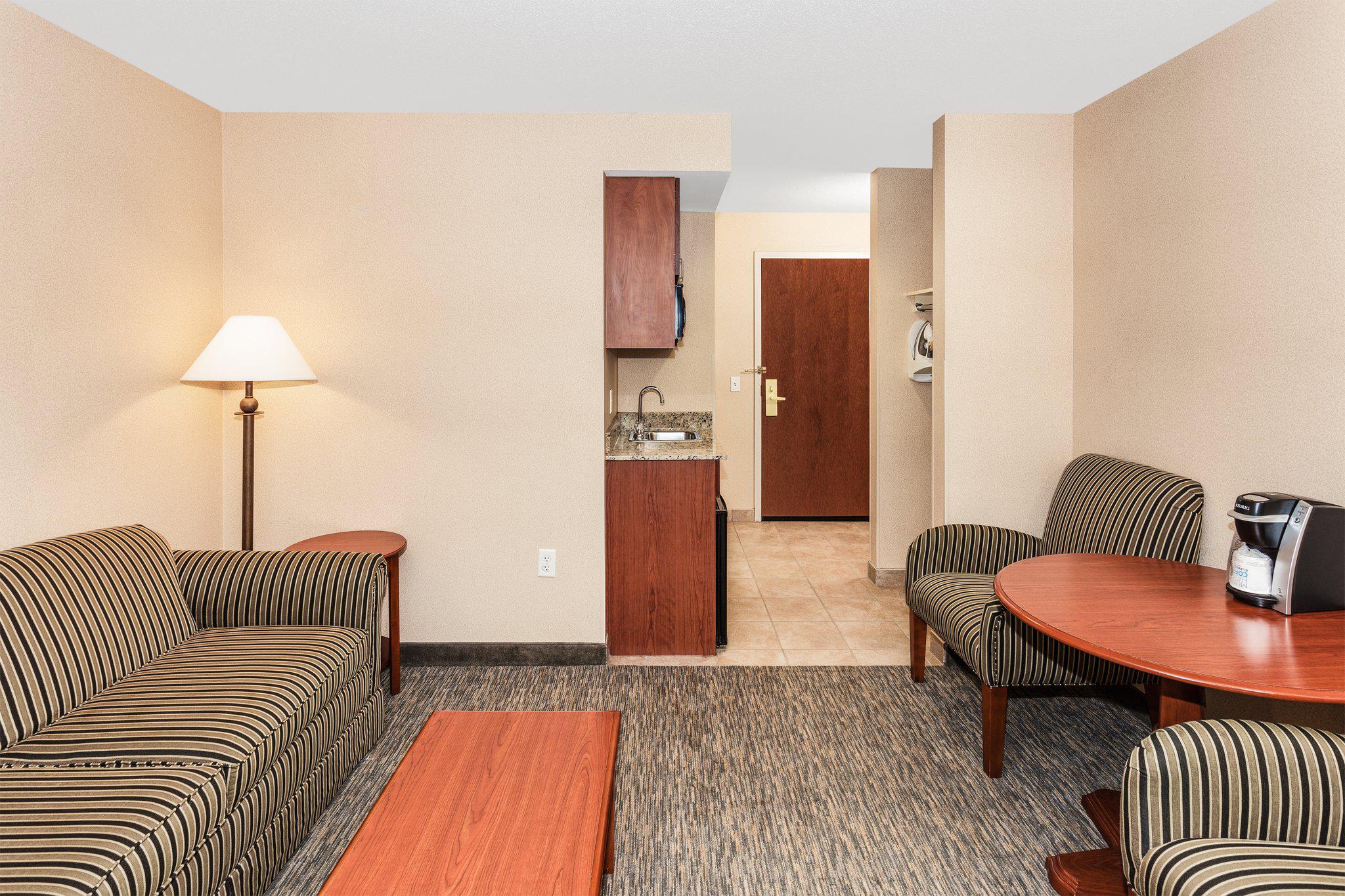 Holiday Inn Express & Suites Hampton South-Seabrook Photo