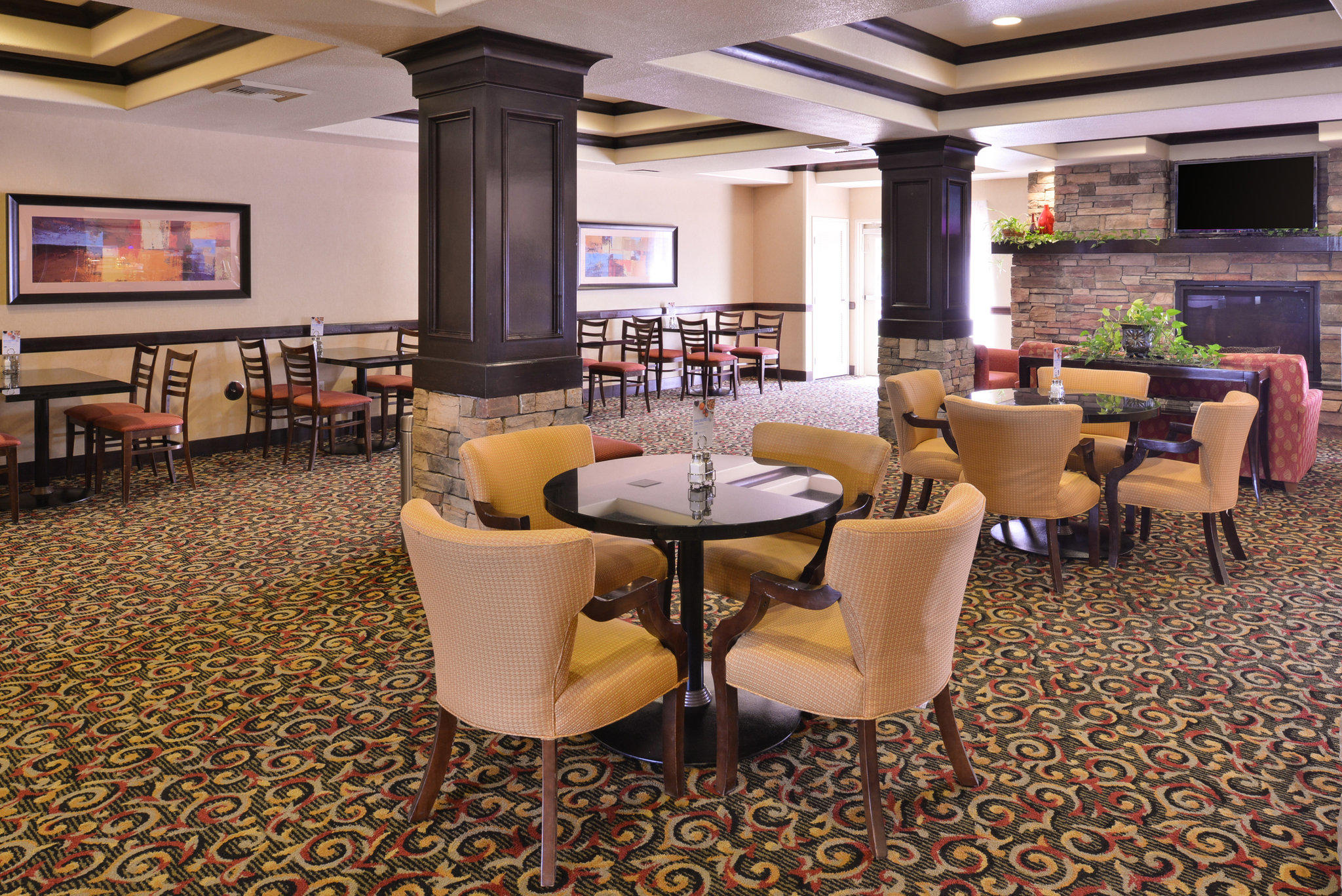 Holiday Inn Express & Suites Lincoln-Roseville Area Photo