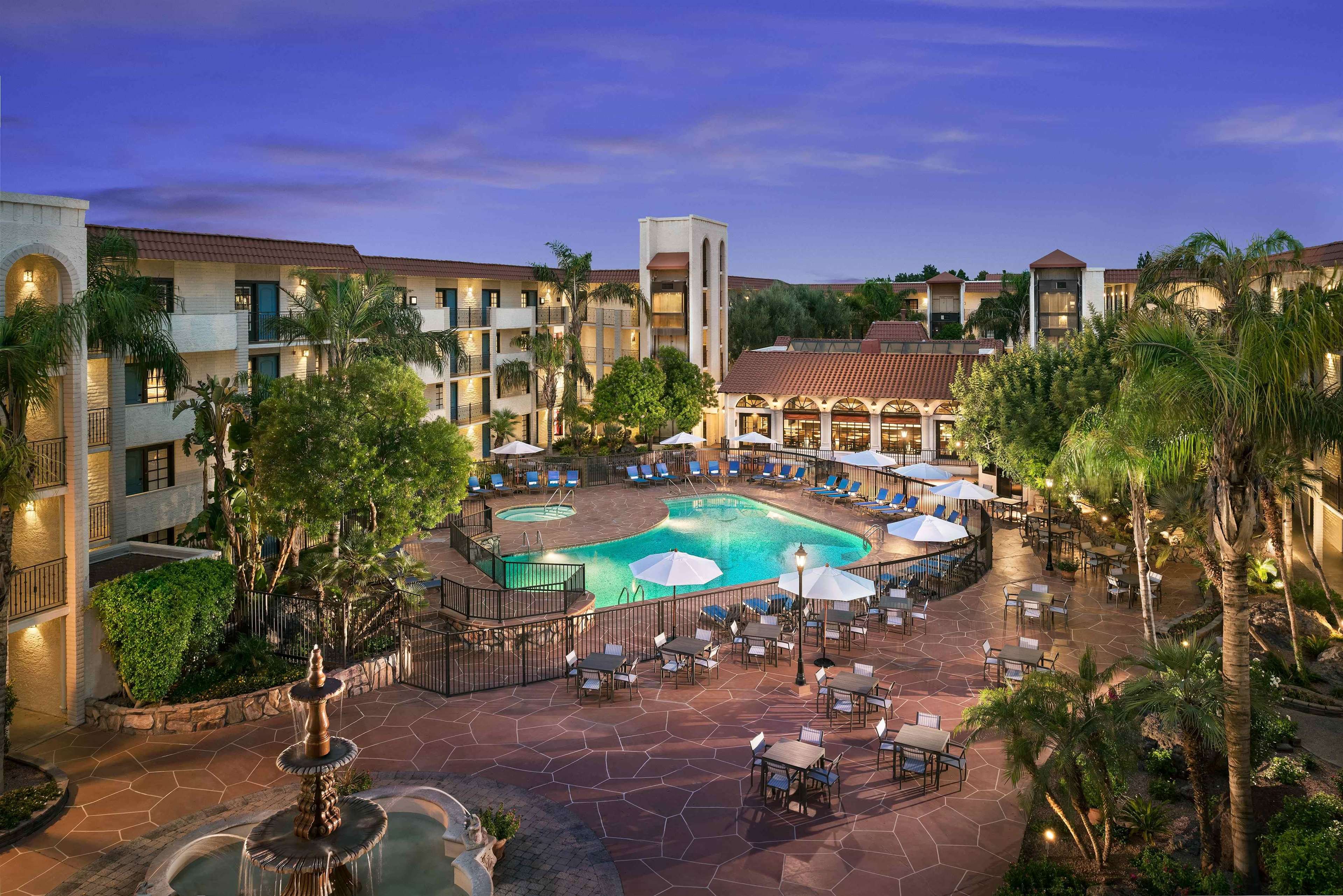 Embassy Suites by Hilton Scottsdale Resort Photo