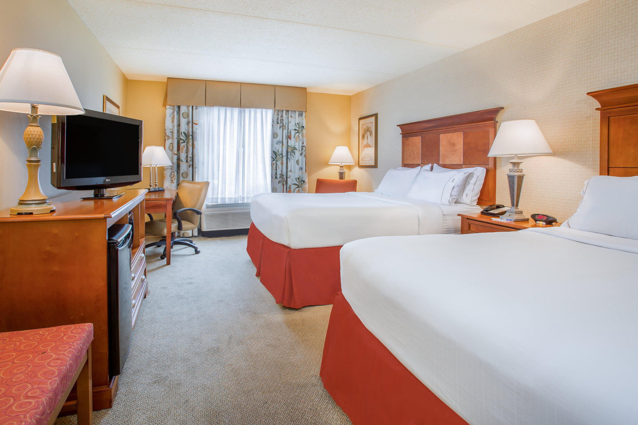 Holiday Inn Express & Suites Bloomington Photo