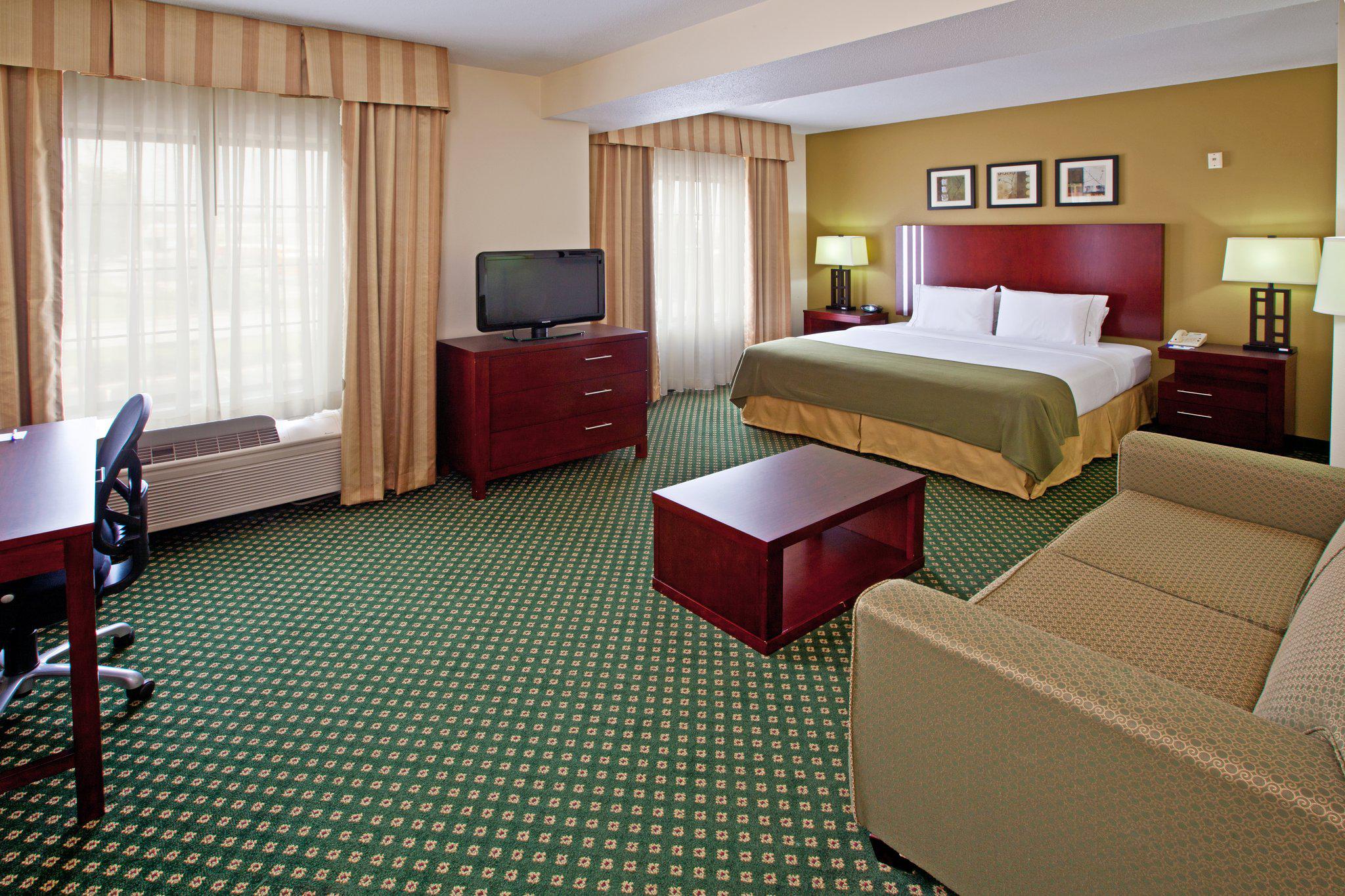 Holiday Inn Express & Suites Indianapolis - East Photo