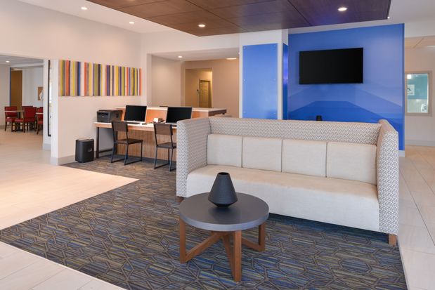 Images Holiday Inn Express & Suites Omaha - 120th and Maple