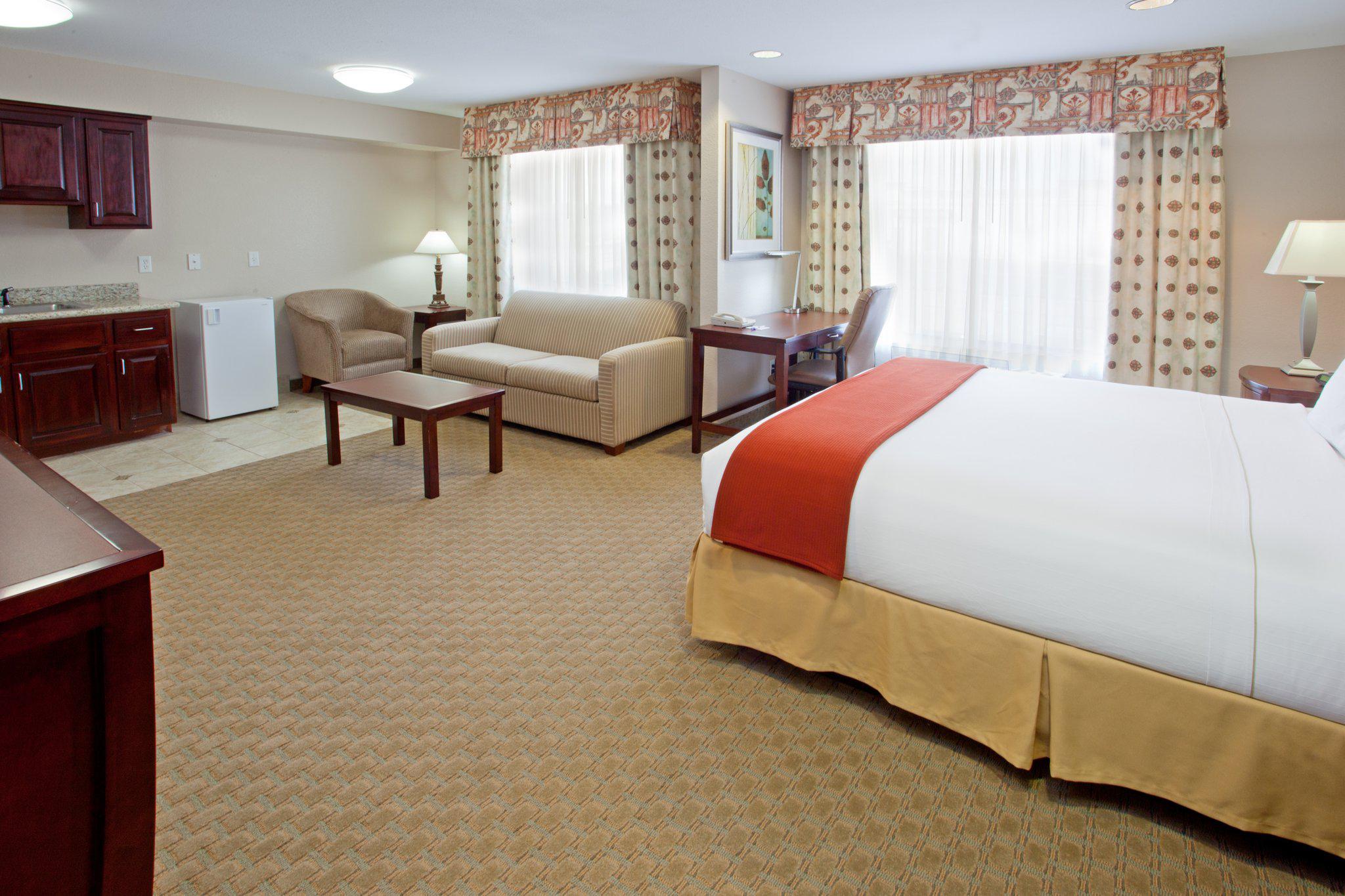 Holiday Inn Express & Suites College Station Photo