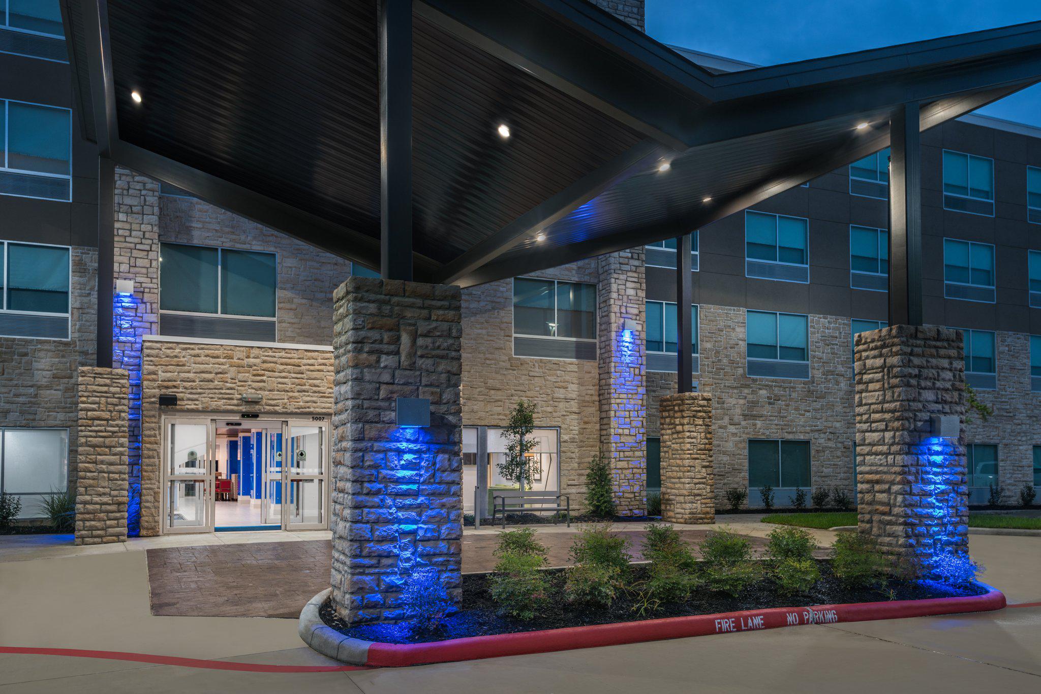 Holiday Inn Express & Suites Sugar Land SE - Missouri City Photo