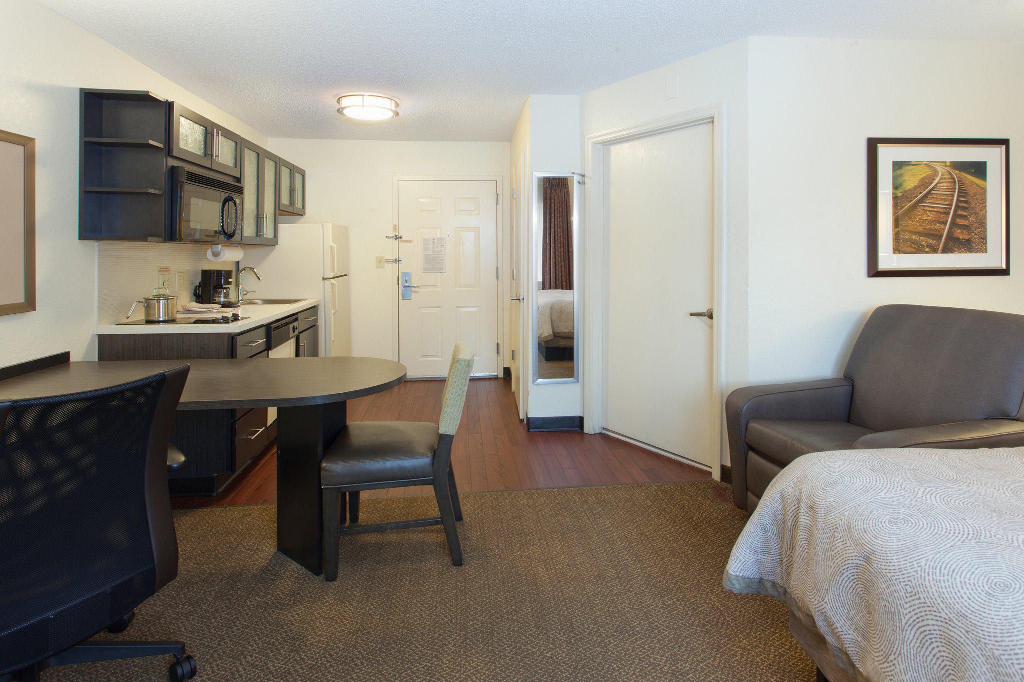 Candlewood Suites Cleveland-N. Olmsted Photo