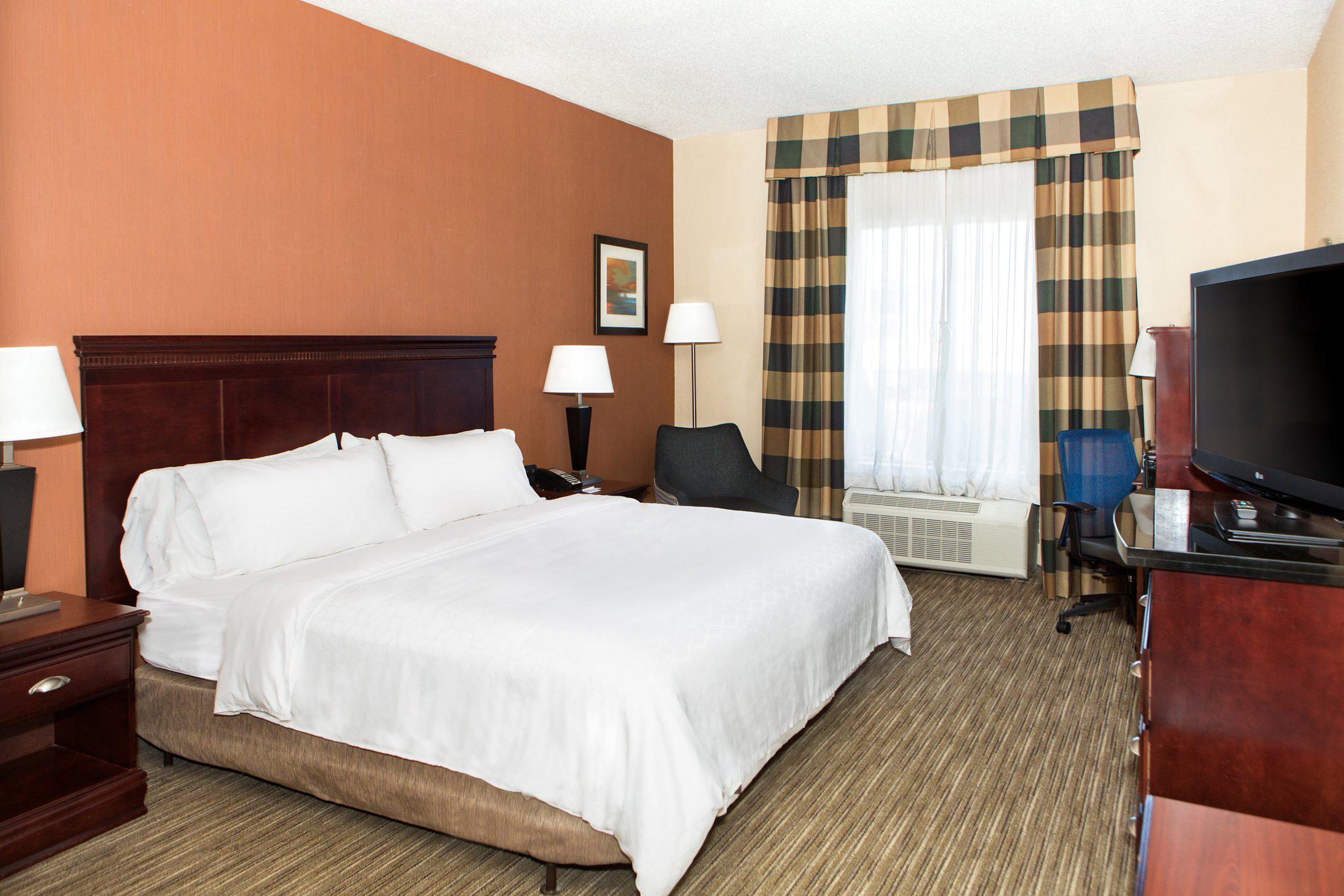 Holiday Inn Express & Suites Chambersburg Photo