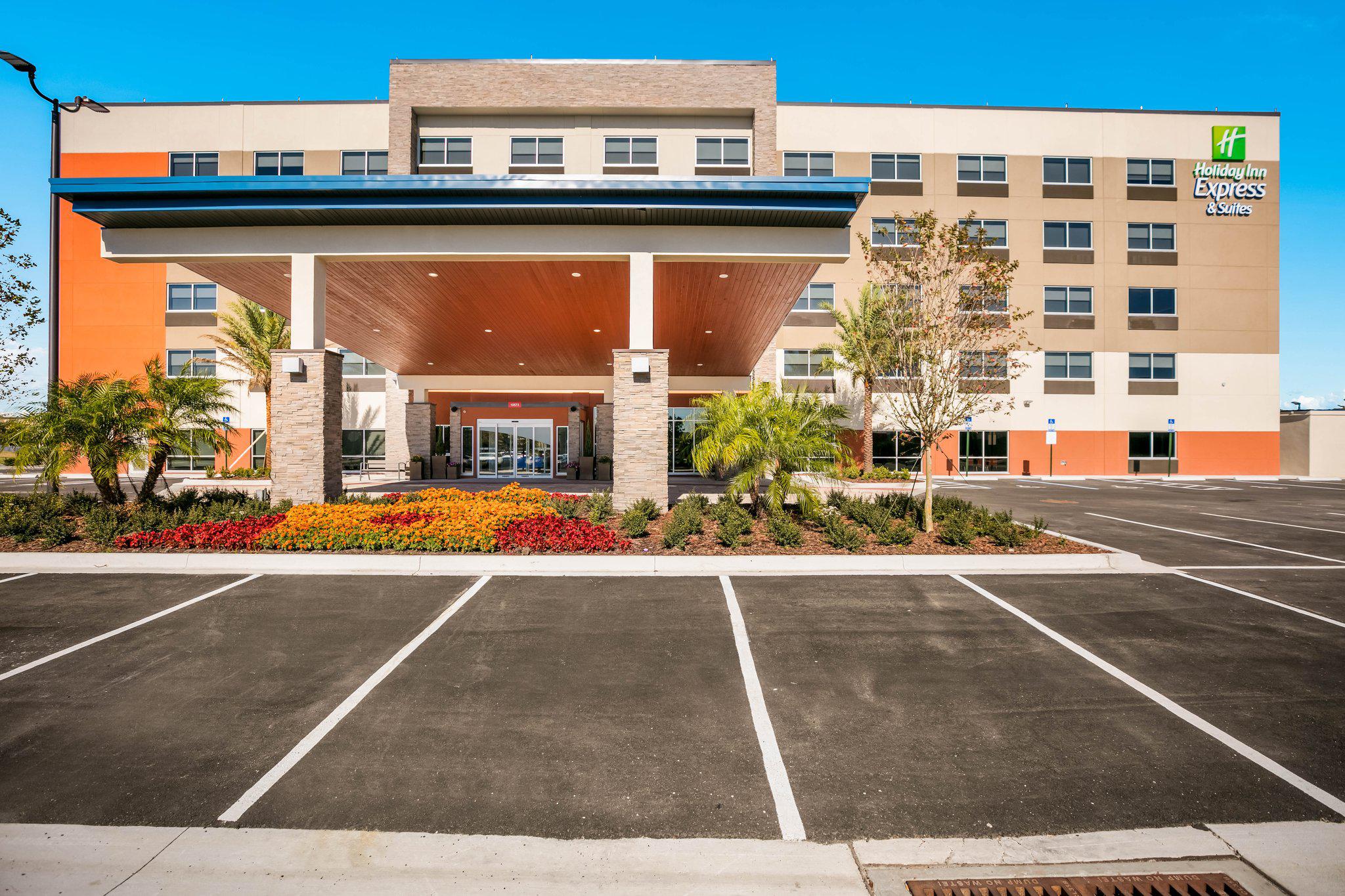 Holiday Inn Express & Suites Jacksonville - Town Center Photo