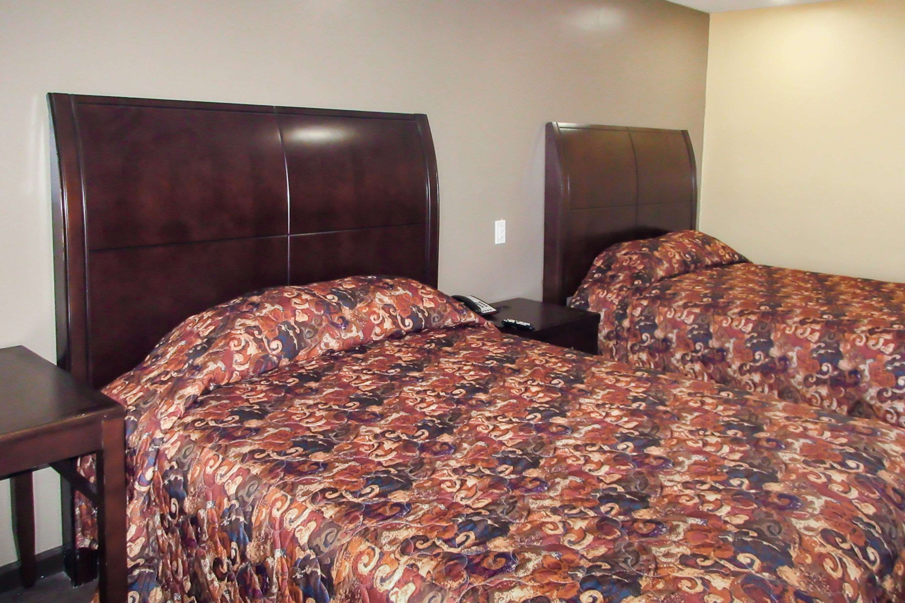 Econo Lodge Inn & Suites Photo