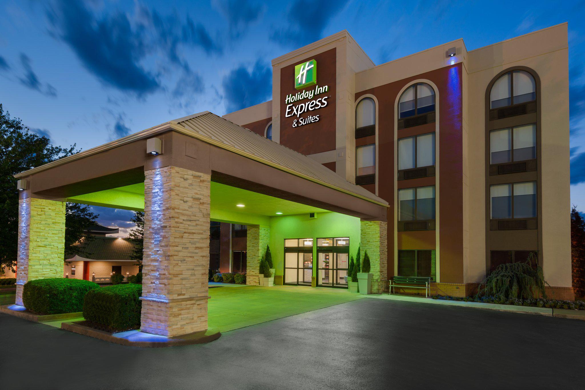 Holiday Inn Express & Suites Bentonville Photo