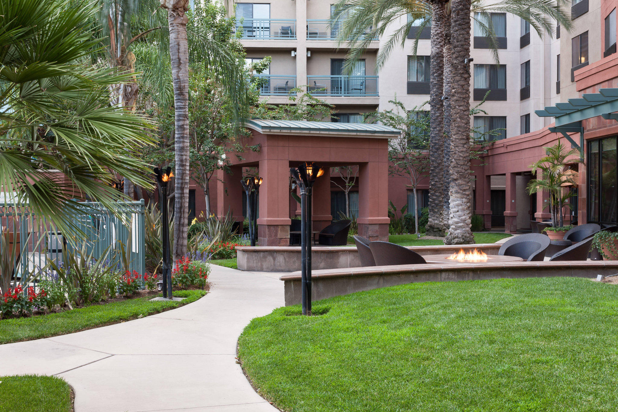 Courtyard by Marriott Los Angeles Burbank Airport Photo