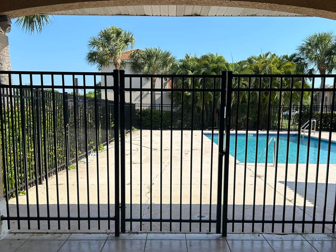 Top Rail Fence Pompano Beach Image